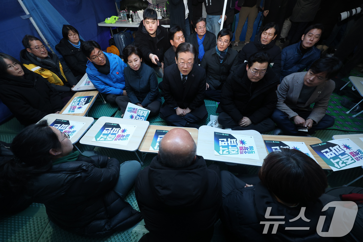 (서울=뉴스1) 이승배 기자 = 이재명 더불어민주당 대표가 9일 오후 서울 종로구 경복궁역 인근에서 윤석열 대통령 탄핵을 촉구하며 단식 농성 중인 윤석열즉각퇴진·사회대개혁 비상행동 …