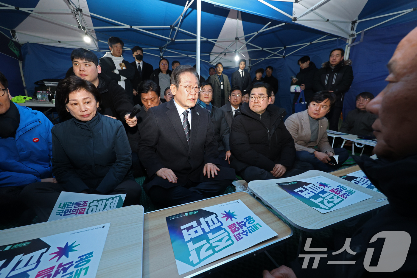 (서울=뉴스1) 이승배 기자 = 이재명 더불어민주당 대표가 9일 오후 서울 종로구 경복궁역 인근에서 윤석열 대통령 탄핵을 촉구하며 단식 농성 중인 윤석열즉각퇴진·사회대개혁 비상행동 …