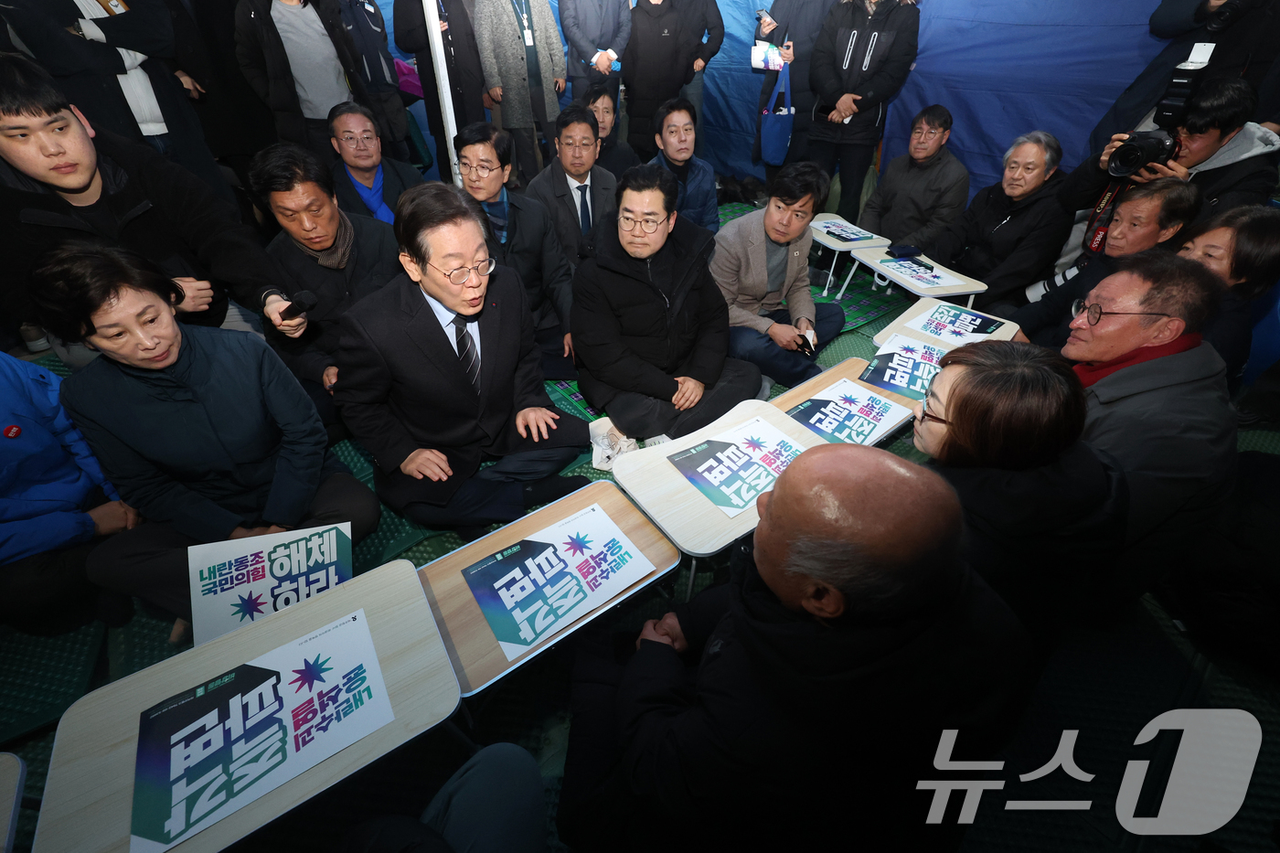 (서울=뉴스1) 이승배 기자 = 이재명 더불어민주당 대표가 9일 오후 서울 종로구 경복궁역 인근에서 윤석열 대통령 탄핵을 촉구하며 단식 농성 중인 윤석열즉각퇴진·사회대개혁 비상행동 …