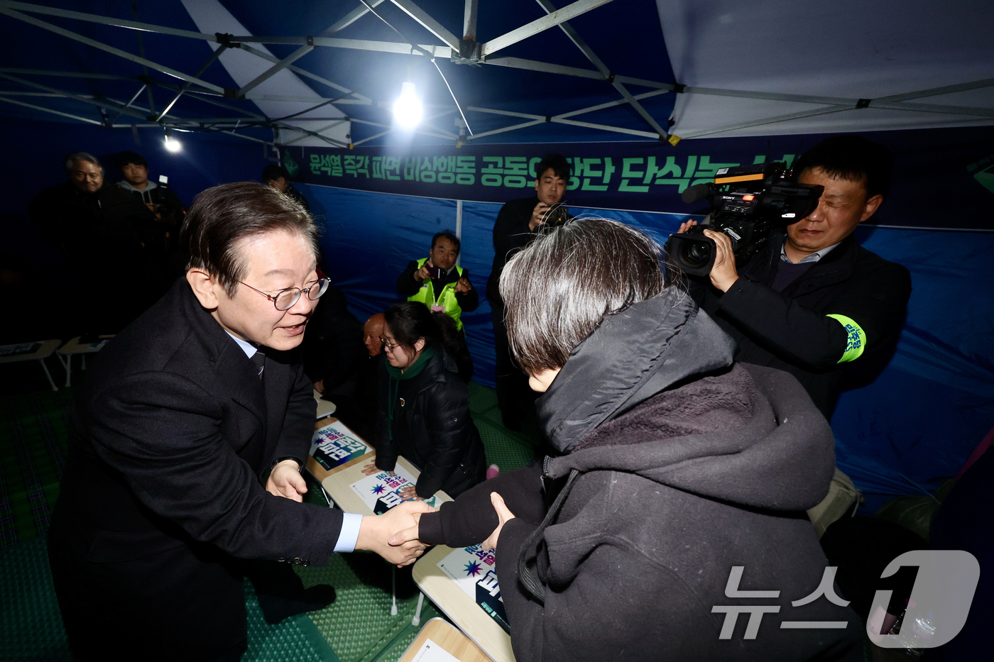 (서울=뉴스1) 이승배 기자 = 이재명 더불어민주당 대표가 9일 오후 서울 종로구 경복궁역 인근에서 윤석열 대통령 탄핵을 촉구하며 단식 농성 중인 윤석열즉각퇴진·사회대개혁 비상행동 …