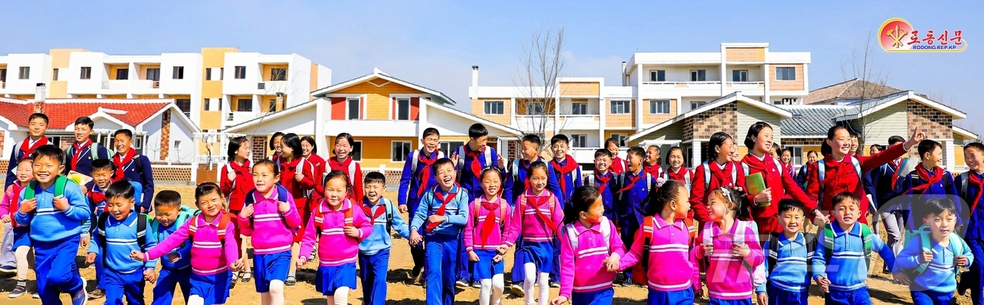 (평양 노동신문=뉴스1) = 북한 노동당 기관지 노동신문은 1일 당 중앙위원회 제8기 제11차 전원회의에서 교육 발전을 위한 중요 의정이 토의된 이후 전 사회적으로 교육부문을 적극 …