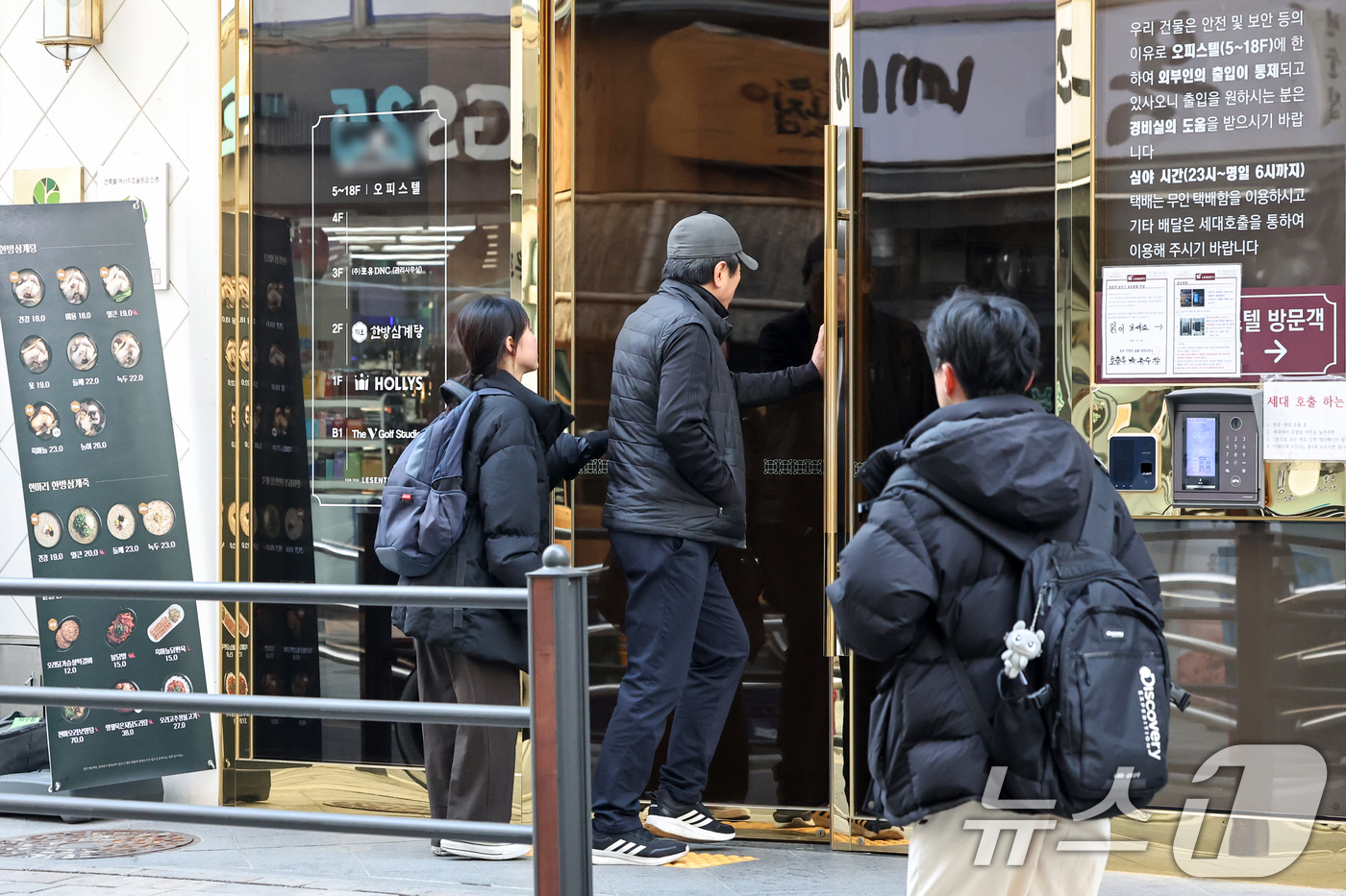 (서울=뉴스1) 민경석 기자 = 비서를 성폭행한 혐의로 경찰 조사를 받던 장제원 전 국민의힘 의원이 서울 강동구에서 숨진 채 발견됐다.현장에서 장 전 의원의 유서가 발견돼 경찰은 …