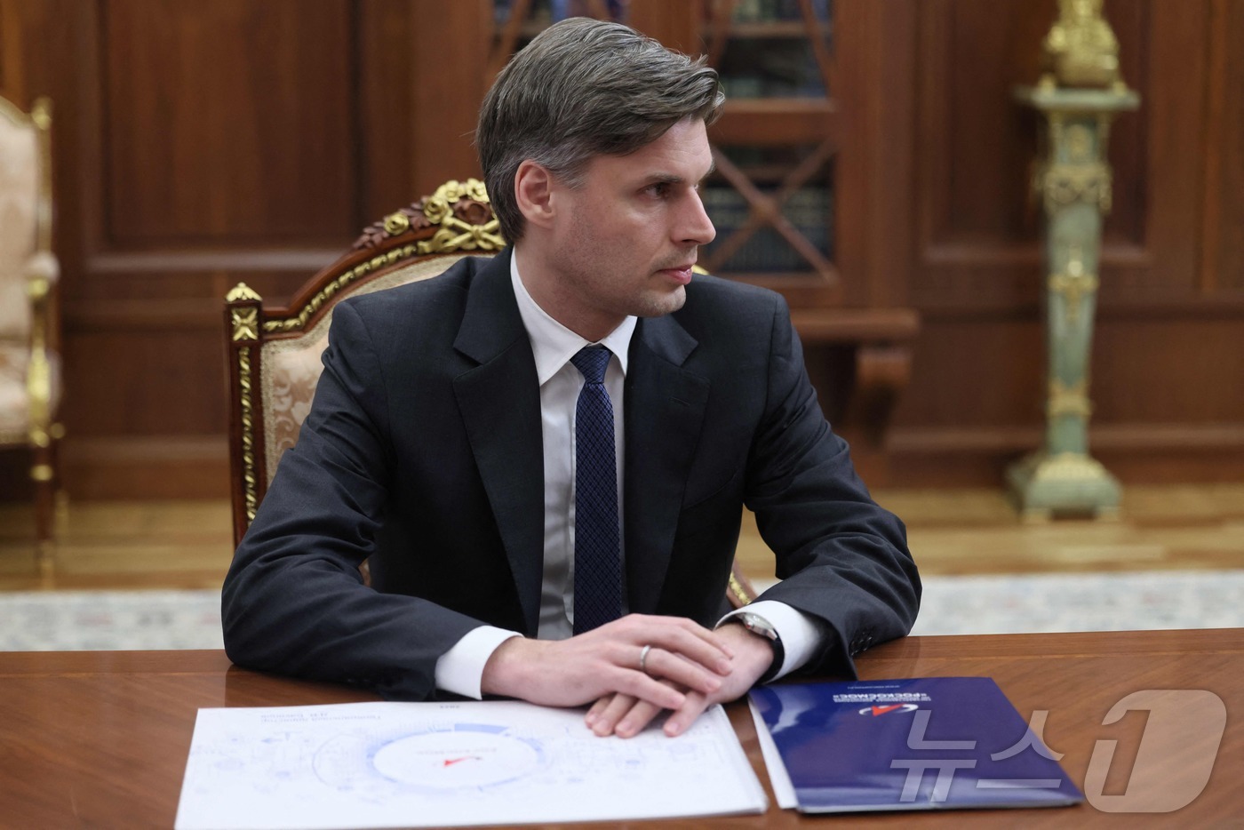 (모스크바 AFP=뉴스1) 우동명 기자 = 드미트리 바카노프 러시아 연방 우주공사(로스코스모스) 사장이 31일(현지시간) 모스크바 크렘린 궁에서 블라디미르 푸틴 대통령과 만나고 있 …