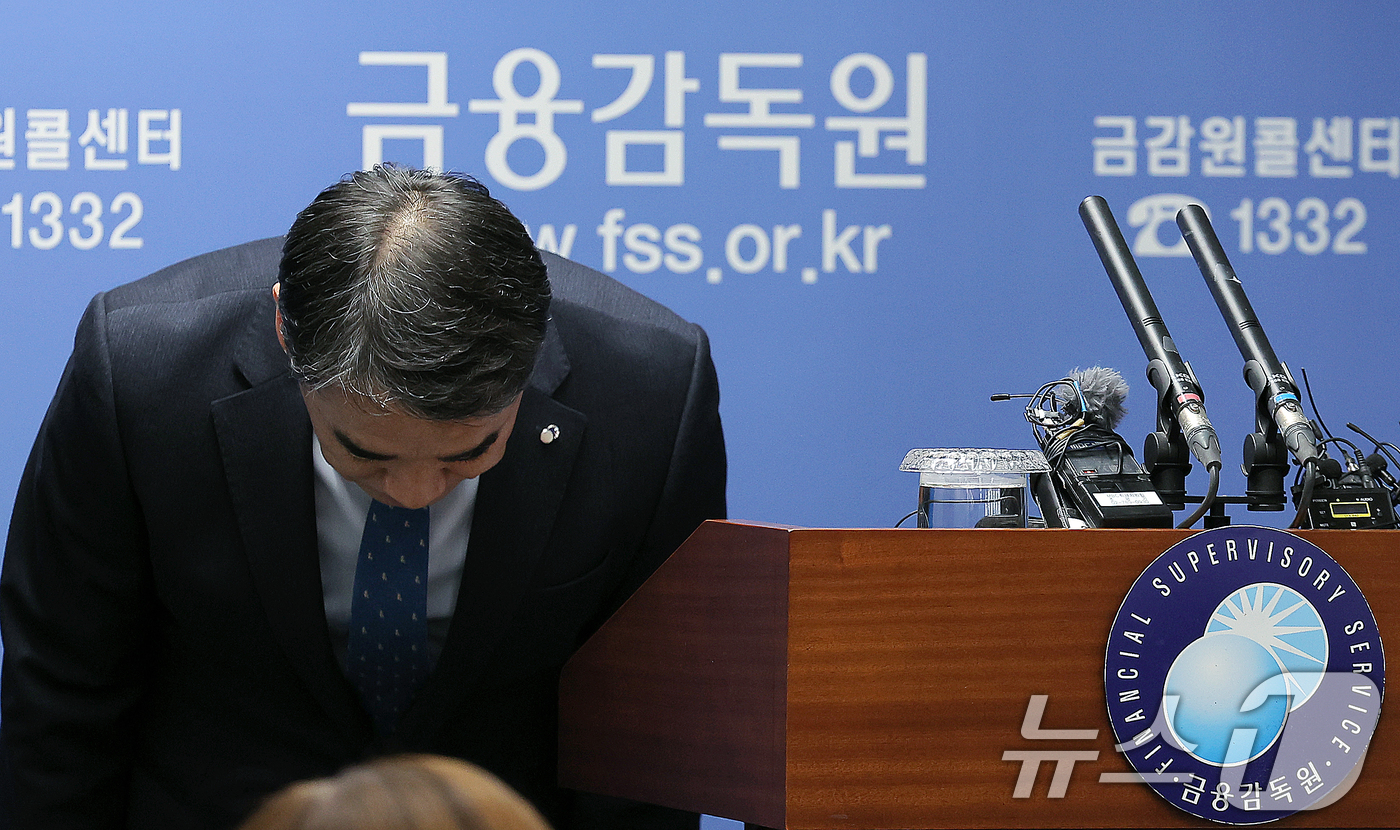 (서울=뉴스1) 박정호 기자 = 함용일 금융감독원 자본시장부문 부원장이 1일 오전 서울 여의도 금융감독원 브리핑실에서 자본시장 현안 관련 브리핑에 앞서 인사하고 있다.  2025. …