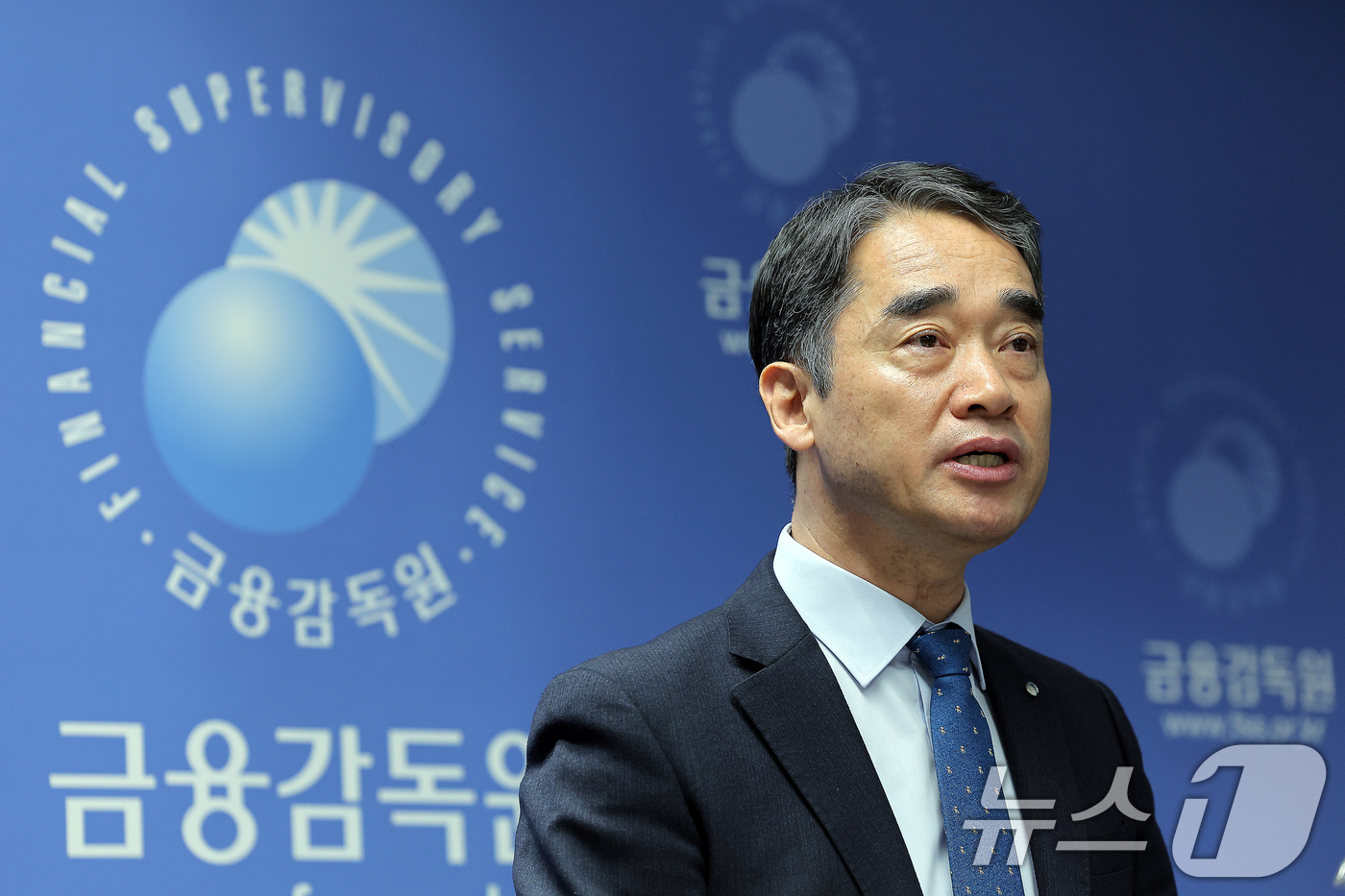 (서울=뉴스1) 박정호 기자 = 함용일 금융감독원 자본시장부문 부원장이 1일 오전 서울 여의도 금융감독원 브리핑실에서 열린 자본시장 현안 관련 브리핑에서 모두 발언을 하고 있다. …