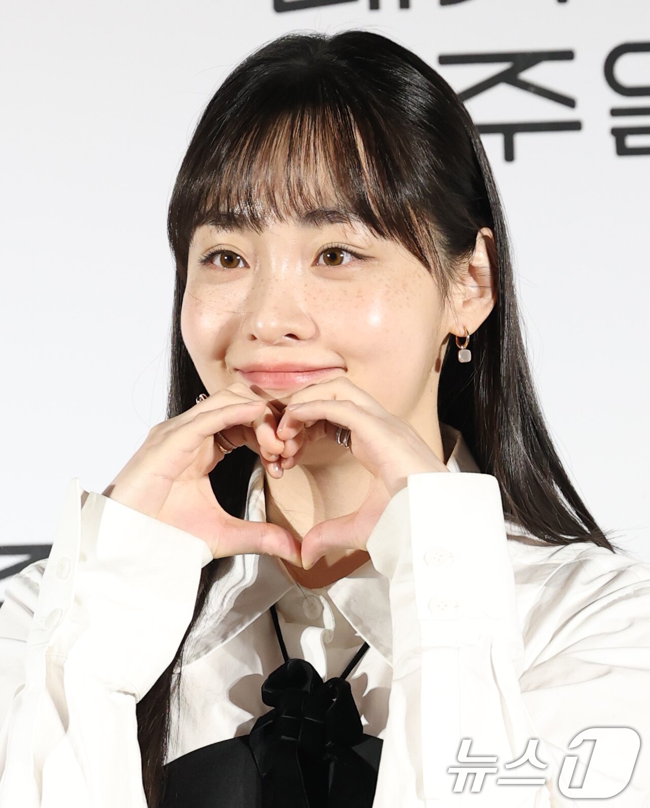 본문 이미지 - 배우 김민하가 1일 오전 서울 용산구 CGV 용산점에서 열린 티빙 오리지널 시리즈 &#39;내가 죽기 일주일 전&#39; 제작발표회에 참석해 포즈를 취하고 있다. &#39;내가 죽기 일주일 전&#39;은 세상을 등지고 청춘을 흘려보내던 희완&#40;김민하 분&#41; 앞에 첫사랑 람우&#40;공명 분&#41;가 저승사자가 되어 나타나며 벌어지는 청춘 판타지 로맨스다. 2025.4.1/뉴스1 ⓒ News1 권현진 기자