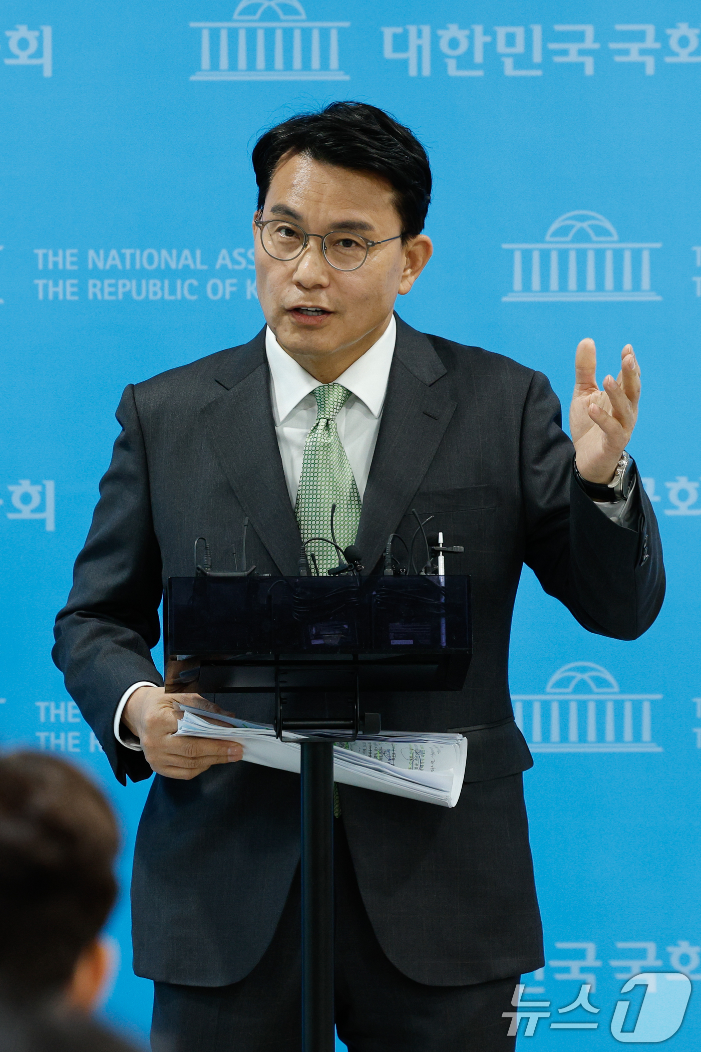 (서울=뉴스1) 안은나 기자 = 윤상현 국민의힘 의원이 1일 서울 여의도 국회 소통관에서 현안 관련 백브리핑을 하고 있다. 2025.4.1/뉴스1