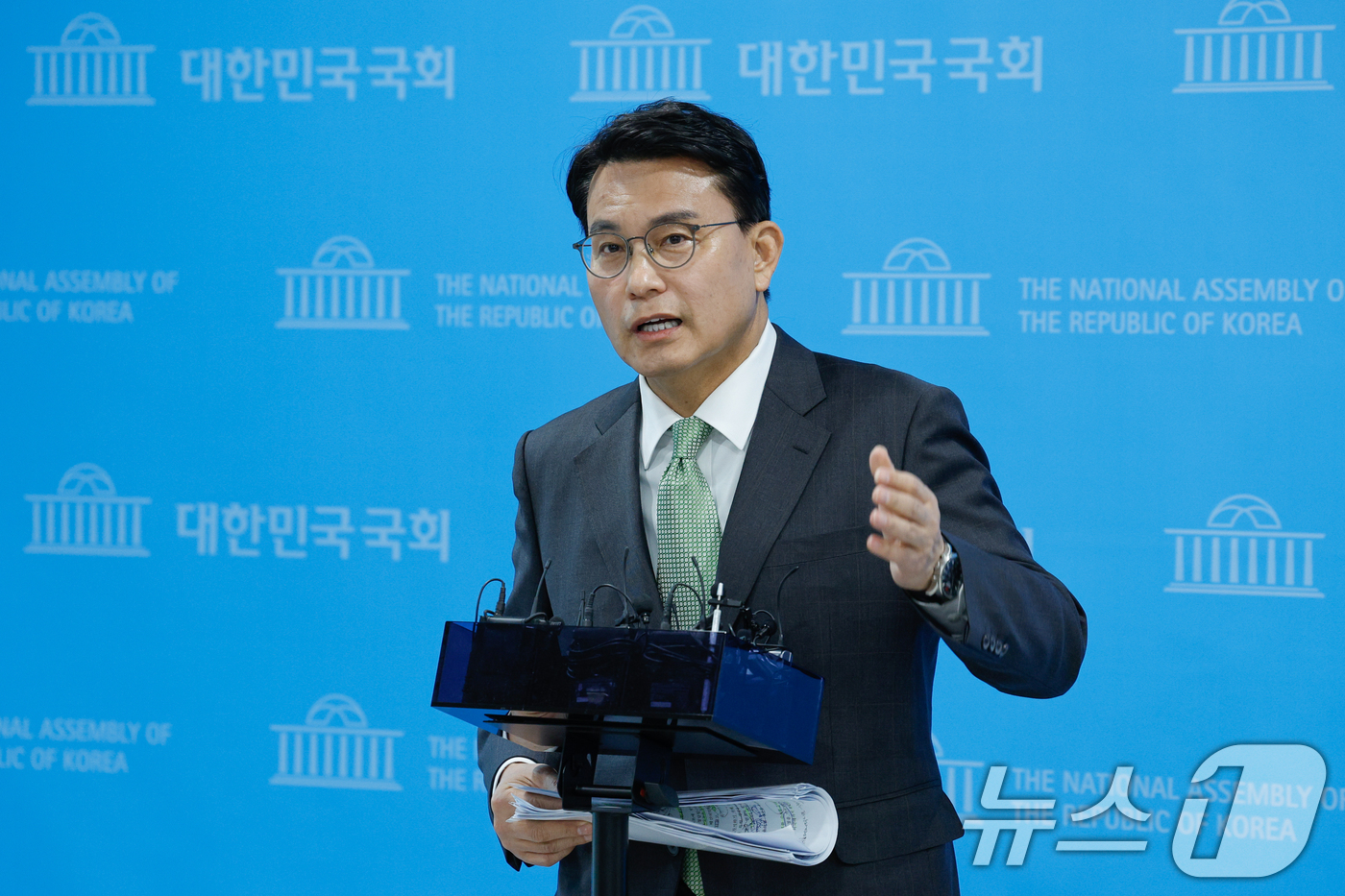 (서울=뉴스1) 안은나 기자 = 윤상현 국민의힘 의원이 1일 서울 여의도 국회 소통관에서 현안 관련 백브리핑을 하고 있다. 2025.4.1/뉴스1