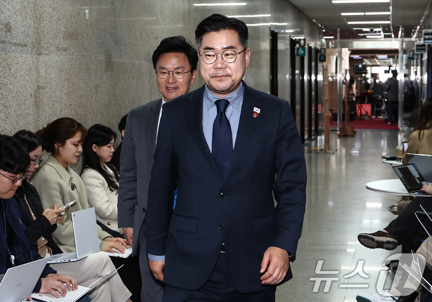(서울=뉴스1) 김민지 기자 = 박찬대 더불어민주당 원내대표가 1일 서울 여의도 국회에서 열린 비공개 최고위원회의에 참석하고 있다. 2025.4.1/뉴스1