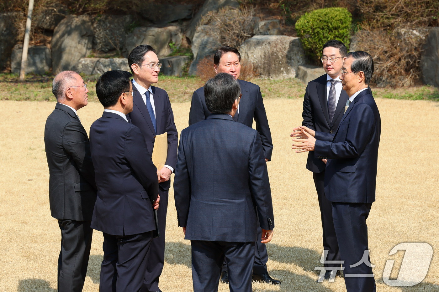 (서울=뉴스1) 임세영 기자 = 한덕수 대통령 권한대행 국무총리가 1일 서울 종로구 삼청동 총리공관에서 열린 경제안보전략 TF 회의에서 구광모 LG그룹 회장, 최태원 SK그룹 회장 …
