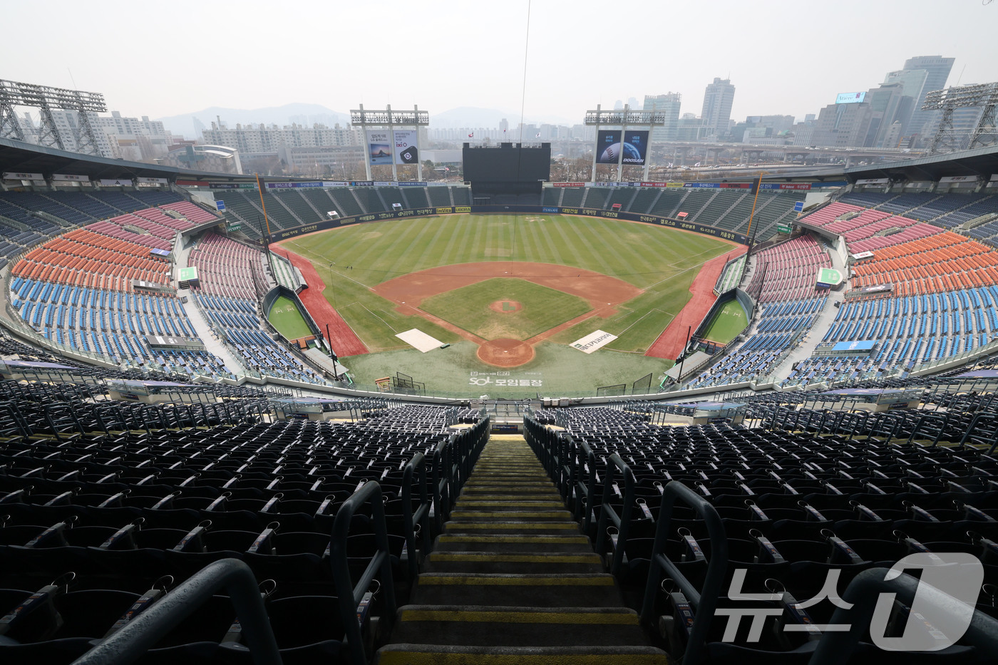 (서울=뉴스1) 박세연 기자 = 프로야구 LG와 NC의 경기가 열린 지난달 29일 오후 경남 창원 창원NC파크 3루 측 매점 부근 벽면에 붙어 있던 구조물이 떨어져 관중 한명이 사 …