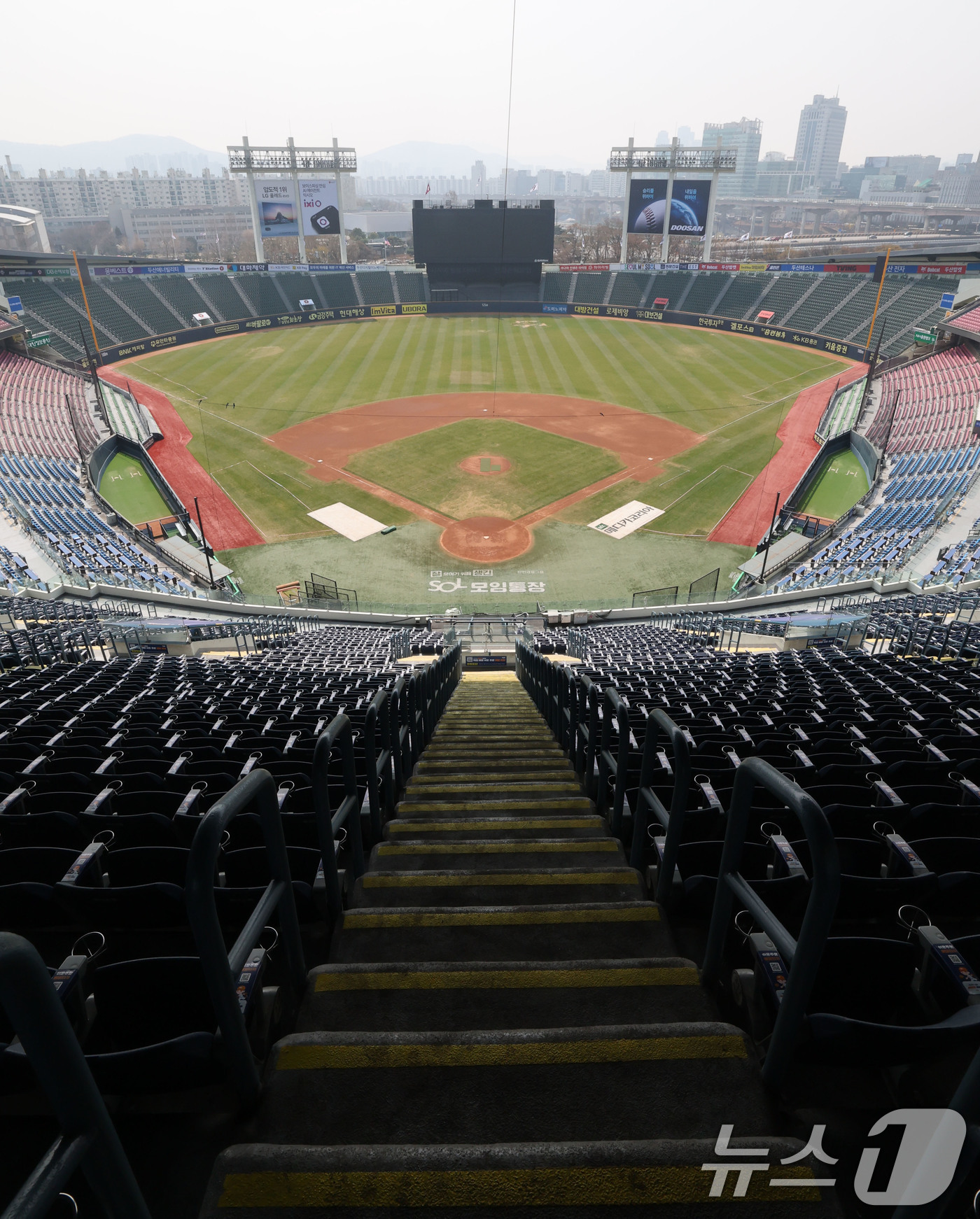 (서울=뉴스1) 박세연 기자 = 프로야구 LG와 NC의 경기가 열린 지난달 29일 오후 경남 창원 창원NC파크 3루 측 매점 부근 벽면에 붙어 있던 구조물이 떨어져 관중 한명이 사 …