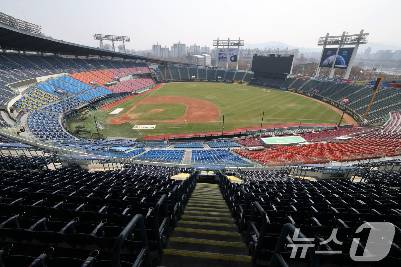 (서울=뉴스1) 박세연 기자 = 프로야구 LG와 NC의 경기가 열린 지난달 29일 오후 경남 창원 창원NC파크 3루 측 매점 부근 벽면에 붙어 있던 구조물이 떨어져 관중 한명이 사 …
