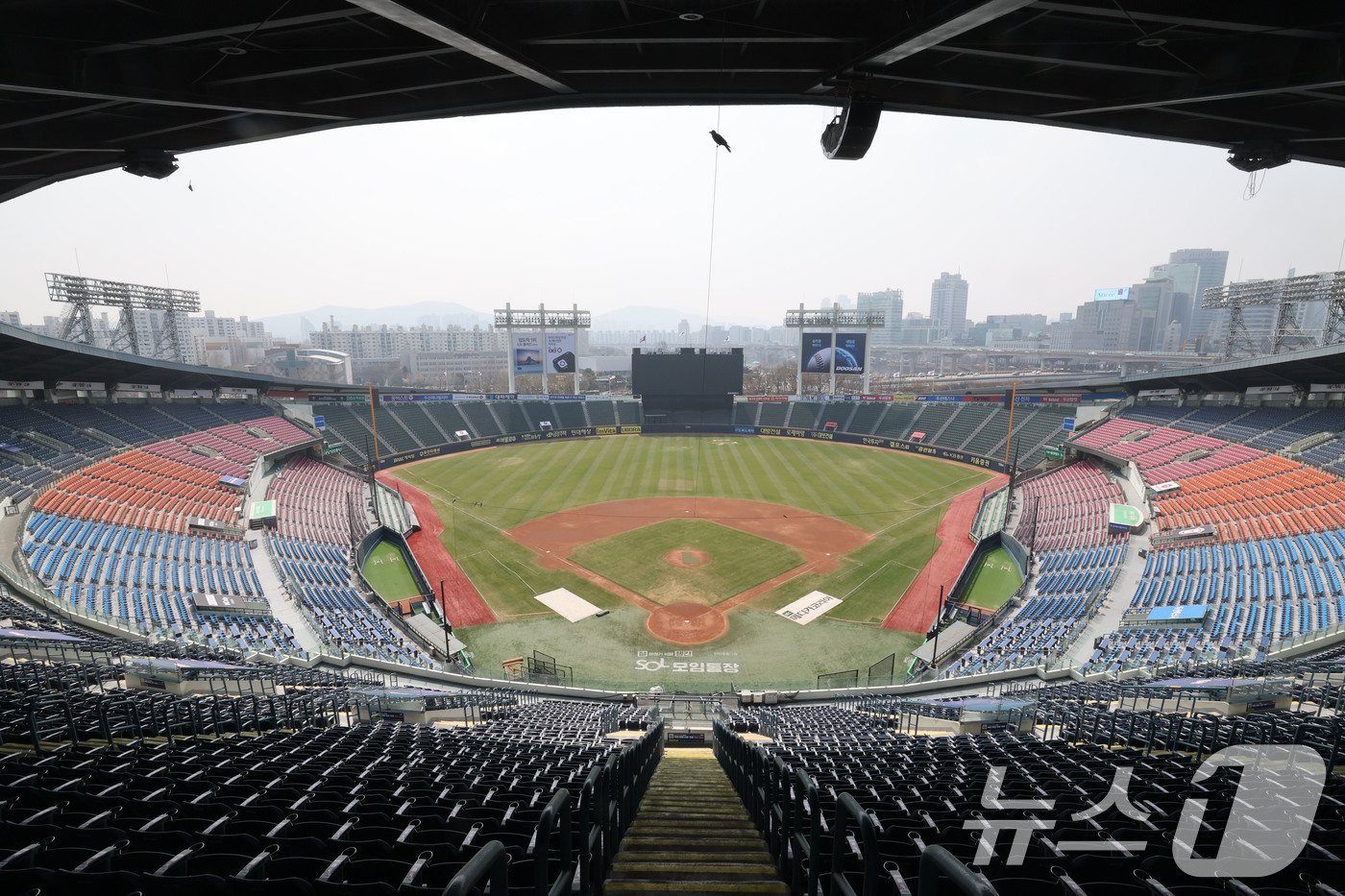 (서울=뉴스1) 박세연 기자 = 프로야구 LG와 NC의 경기가 열린 지난달 29일 오후 경남 창원 창원NC파크 3루 측 매점 부근 벽면에 붙어 있던 구조물이 떨어져 관중 한명이 사 …