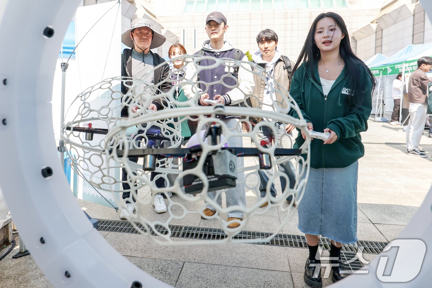 본문 이미지 - 서울 광진구 건국대학교 새천년관에서 지난해 4월 1일 열린 '제1회 전공탐색 박람회'를 찾은 학부생들이 항공드론 융합전공 부스에서 드론볼 조종 체험을 하고 있다. (사진은 기사 내용과 무관함) / 뉴스1 ⓒ News1 민경석 기자