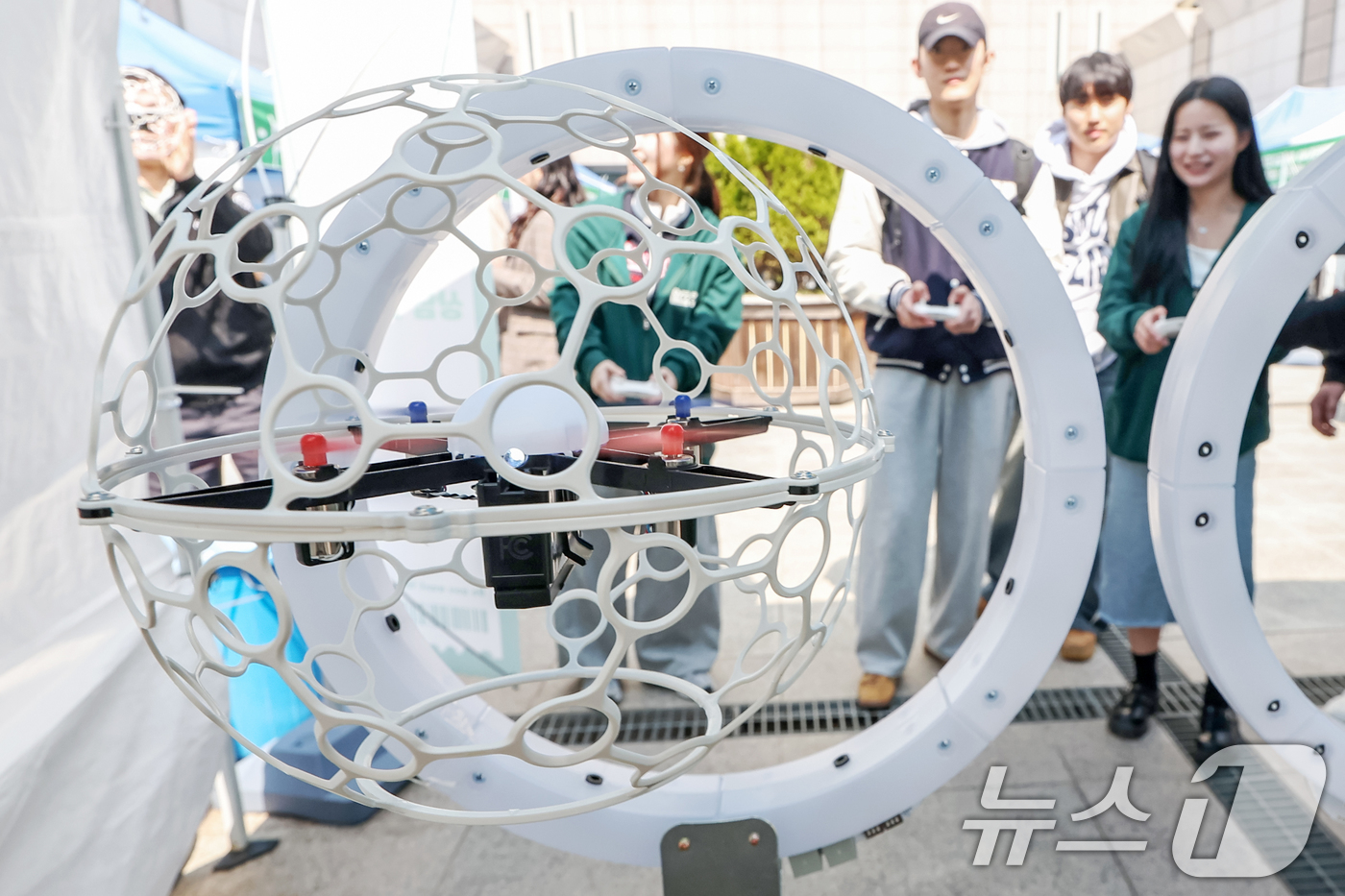 (서울=뉴스1) 민경석 기자 = 1일 오후 서울 광진구 건국대학교 새천년관에서 열린 '제1회 전공탐색 박람회'를 찾은 학생들이 항공드론 융합전공 부스에서 드론볼 조종 체험을 하고 …