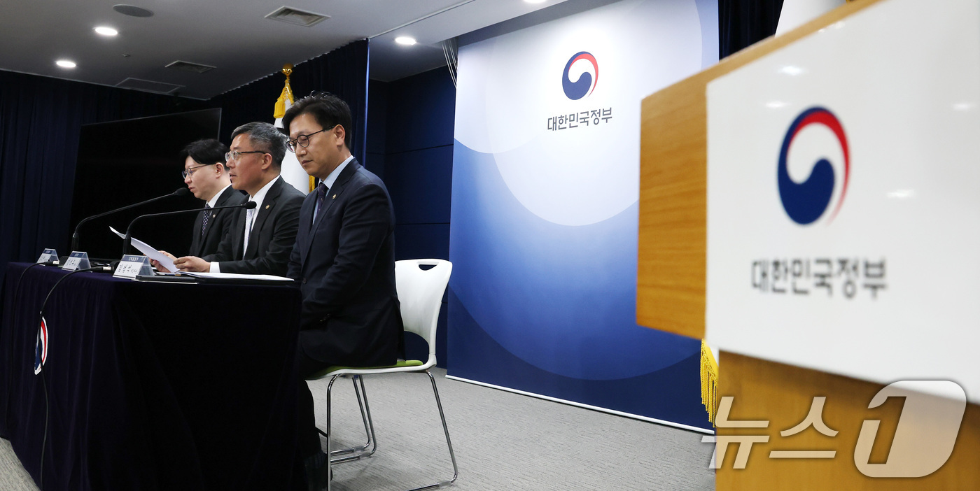 (서울=뉴스1) 임세영 기자 = 김석우 법무부 장관 직무대행이 1일 서울 종로구 정부서울청사에서 상법 개정안에 대한 재의요구권(거부권) 관련 관계기관 합동 브리핑을 하고 있다.왼쪽 …