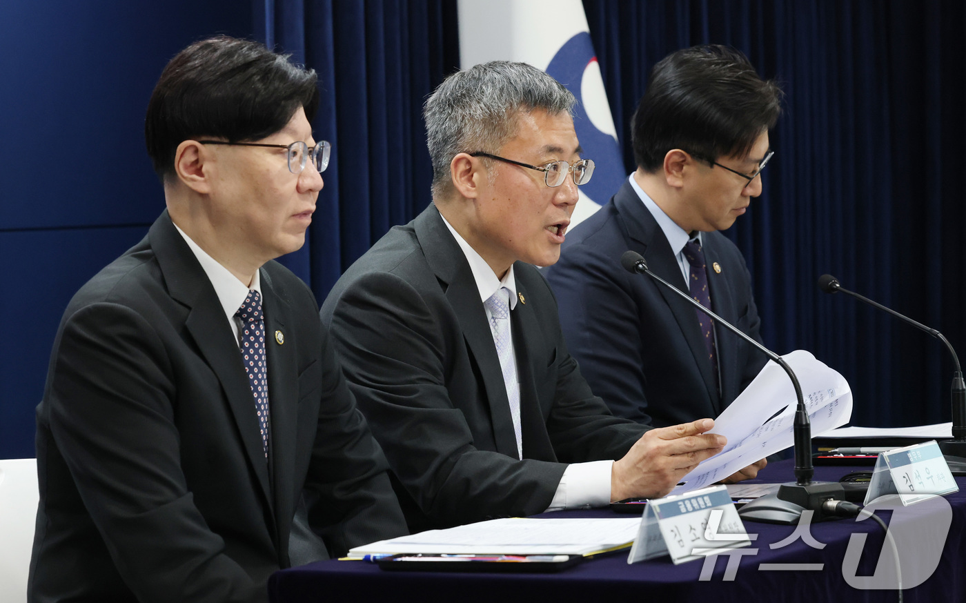 (서울=뉴스1) 임세영 기자 = 김석우 법무부 장관 직무대행이 1일 서울 종로구 정부서울청사에서 상법 개정안에 대한 재의요구권(거부권) 관련 관계기관 합동 브리핑을 하고 있다.왼쪽 …