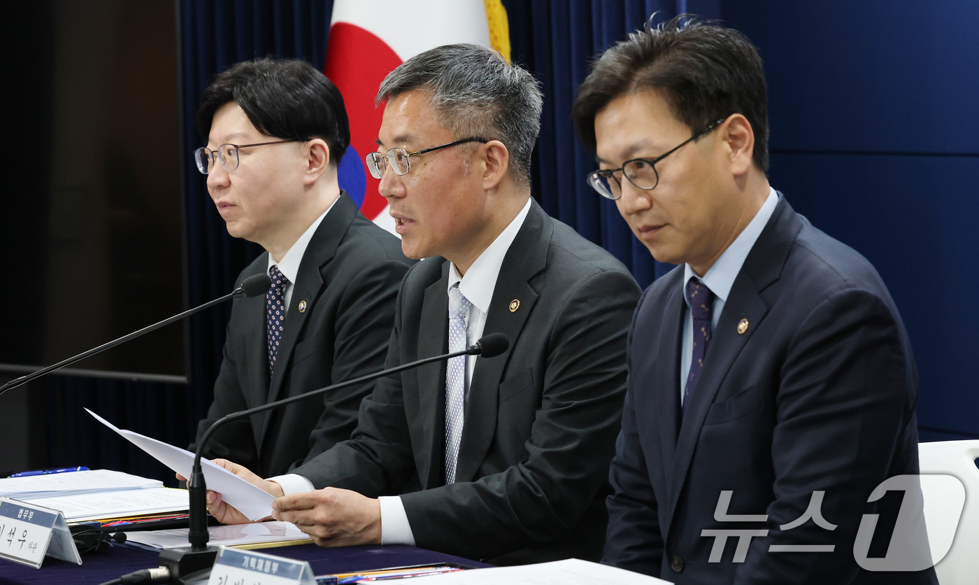 (서울=뉴스1) 임세영 기자 = 김석우 법무부 장관 직무대행이 1일 서울 종로구 정부서울청사에서 상법 개정안에 대한 재의요구권(거부권) 관련 관계기관 합동 브리핑을 하고 있다.왼쪽 …