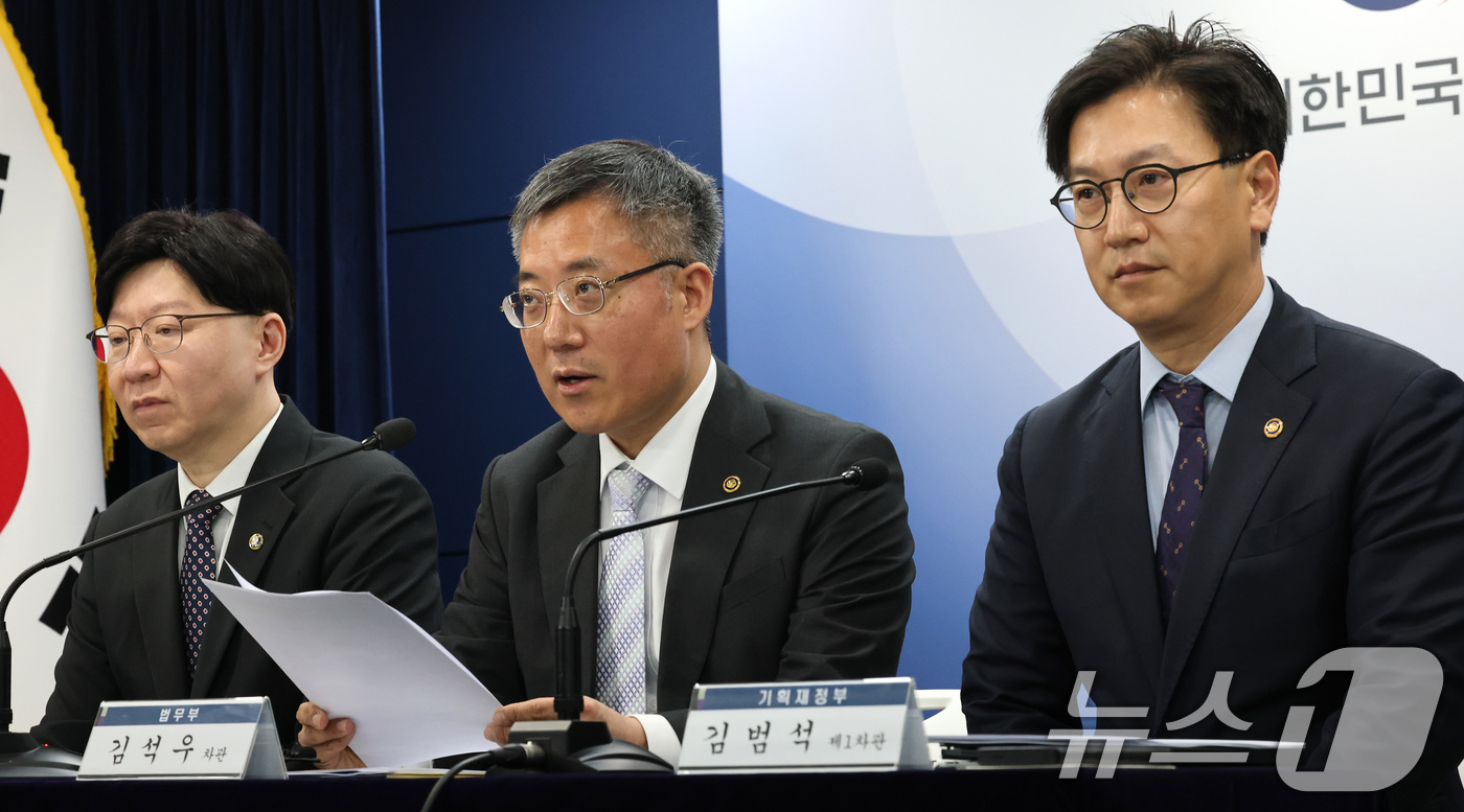 (서울=뉴스1) 임세영 기자 = 김석우 법무부 장관 직무대행이 1일 서울 종로구 정부서울청사에서 상법 개정안에 대한 재의요구권(거부권) 관련 관계기관 합동 브리핑을 하고 있다.왼쪽 …