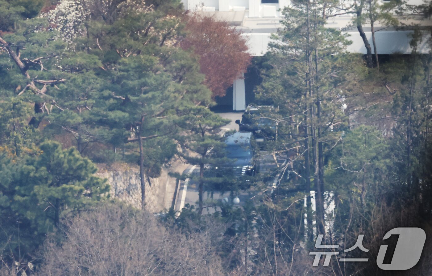 본문 이미지 - 헌법재판소가 윤석열 대통령에 대한 탄핵 심판 선고일을 오는 4일로 지정한 가운데 1일 오후 서울 용산구 한남동 대통령 관저에서 경호 차량들이 이동하고 있다. 2025.4.1/뉴스1 ⓒ News1 장수영 기자