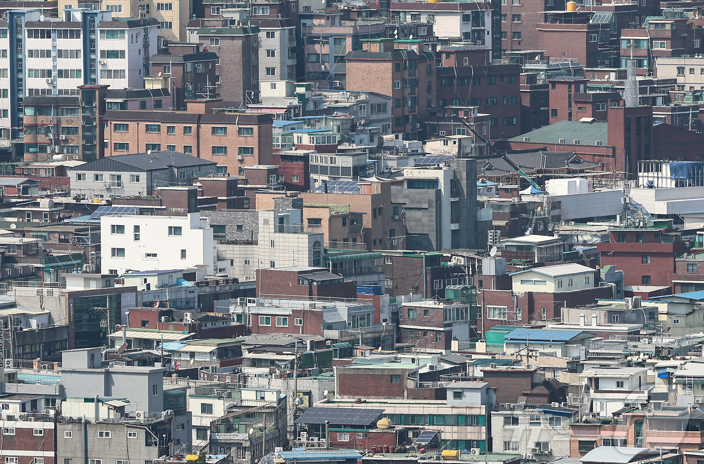 (서울=뉴스1) 김도우 기자 = 전국 신규 전월세 거래에서 월세가 차지하는 비중이 최초로 60%를 넘어섰다.국토교통부의 2월 주택통계를 보면 올해 1~2월 전국 월세 신규 거래 중 …