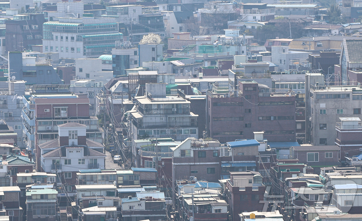 (서울=뉴스1) 김도우 기자 = 전국 신규 전월세 거래에서 월세가 차지하는 비중이 최초로 60%를 넘어섰다.국토교통부의 2월 주택통계를 보면 올해 1~2월 전국 월세 신규 거래 중 …