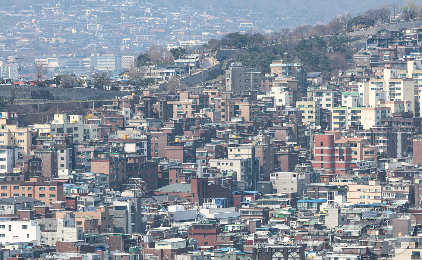 (서울=뉴스1) 김도우 기자 = 전국 신규 전월세 거래에서 월세가 차지하는 비중이 최초로 60%를 넘어섰다.국토교통부의 2월 주택통계를 보면 올해 1~2월 전국 월세 신규 거래 중 …