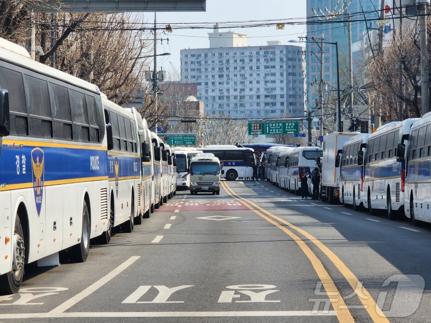 본문 이미지 - 서울 종로구 헌법재판소 앞 도로가 경찰버스로 막혀 통행이 차단된 상황이다. / 뉴스1 권진영 기자