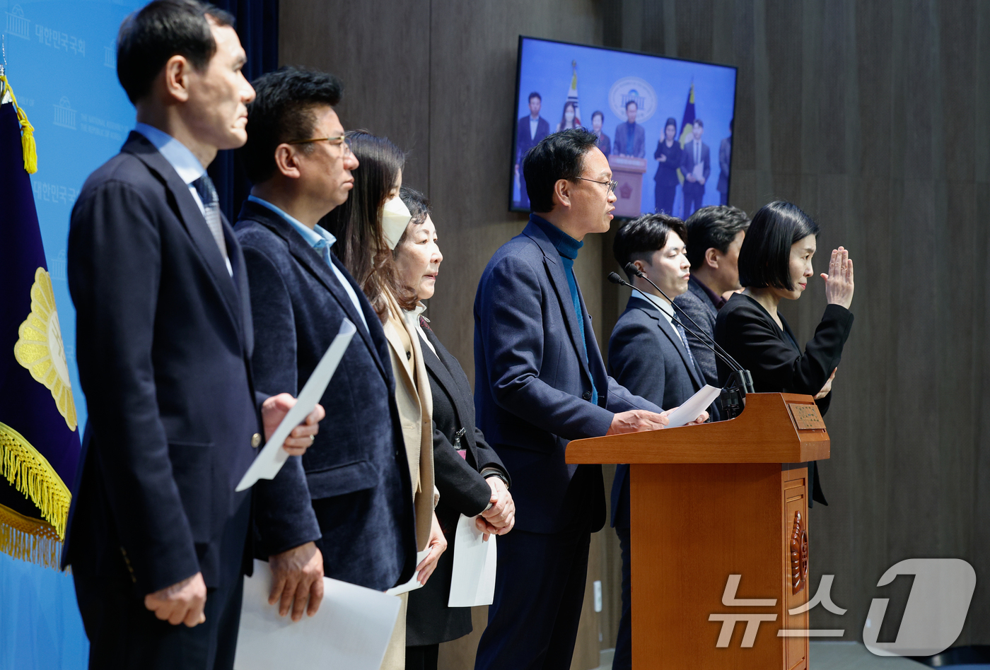 (서울=뉴스1) 안은나 기자 = 송재봉 더불어민주당 북한이탈주민특별위원회 위원장이 1일 서울 여의도 국회 소통관에서 통일을준비하는탈북자협회, 피스아고라 등 북향민 단체들과 오는 4 …