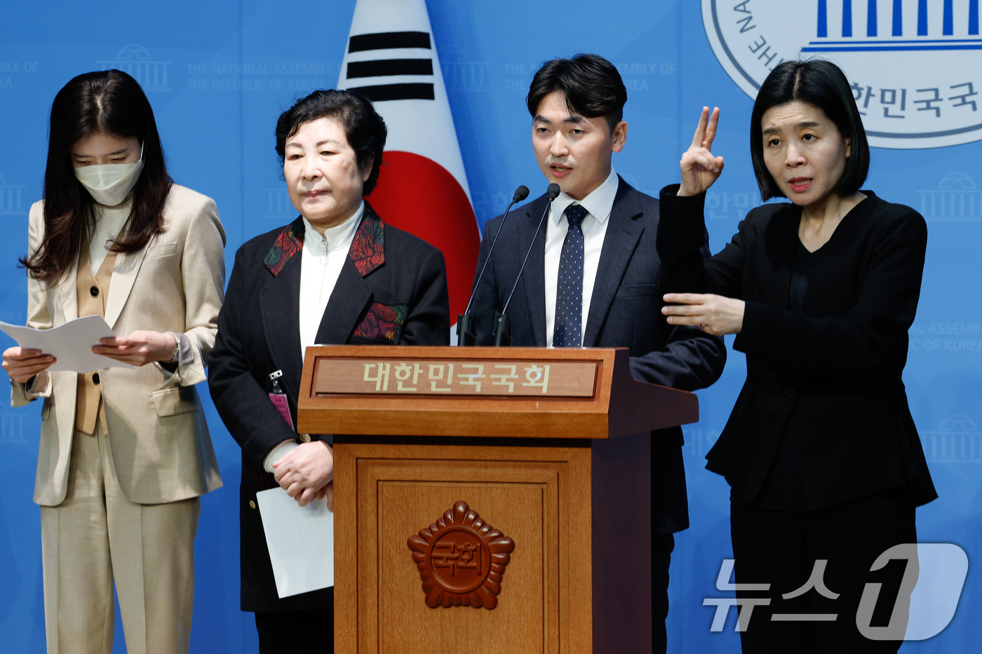 (서울=뉴스1) 안은나 기자 = 조경일 피스아고라 대표가 1일 서울 여의도 국회 소통관에서 더불어민주당 북한이탈주민특별위원회 및 북향민 단체들과 오는 4일 윤석열 대통령 탄핵심판 …