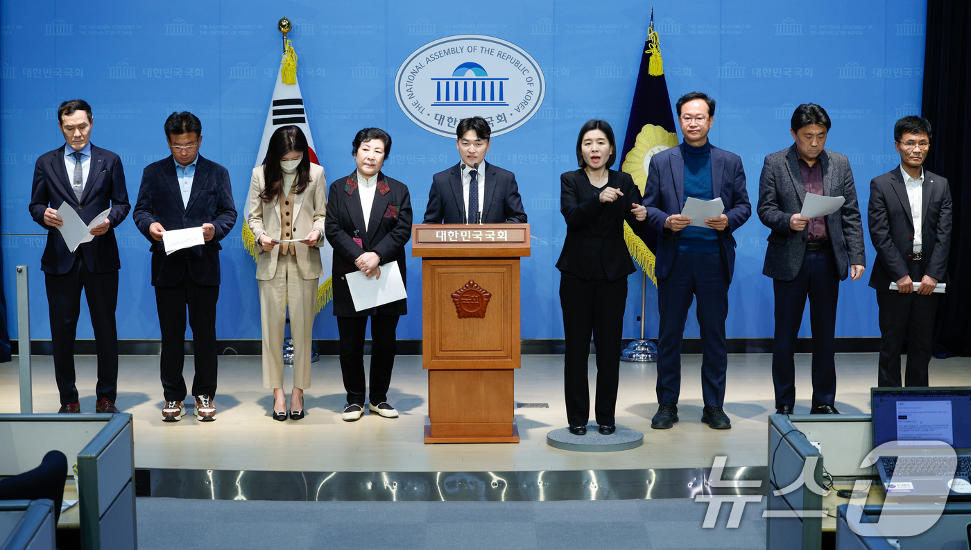 (서울=뉴스1) 안은나 기자 = 조경일 피스아고라 대표가 1일 서울 여의도 국회 소통관에서 더불어민주당 북한이탈주민특별위원회 및 북향민 단체들과 오는 4일 윤석열 대통령 탄핵심판 …