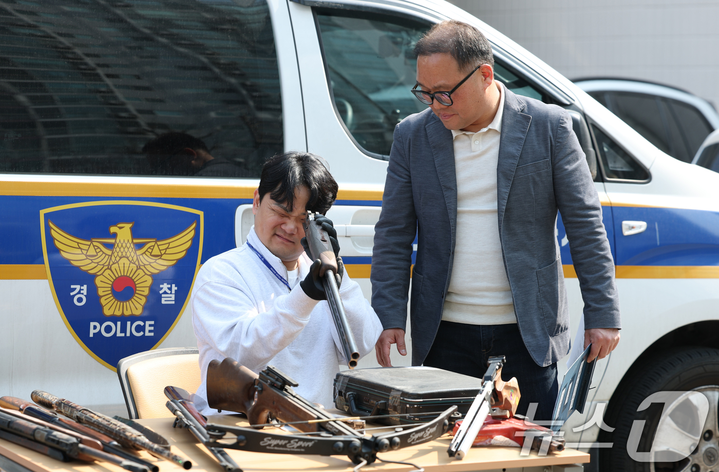 (수원=뉴스1) 김영운 기자 = 불법무기류 자진신고 기간 운영을 시작한 1일 오후 경기 수원시 장안구 수원중부경찰서에서 범죄예방대응과 직원들이 보관 중인 무기류를 점검하고 있다.경 …