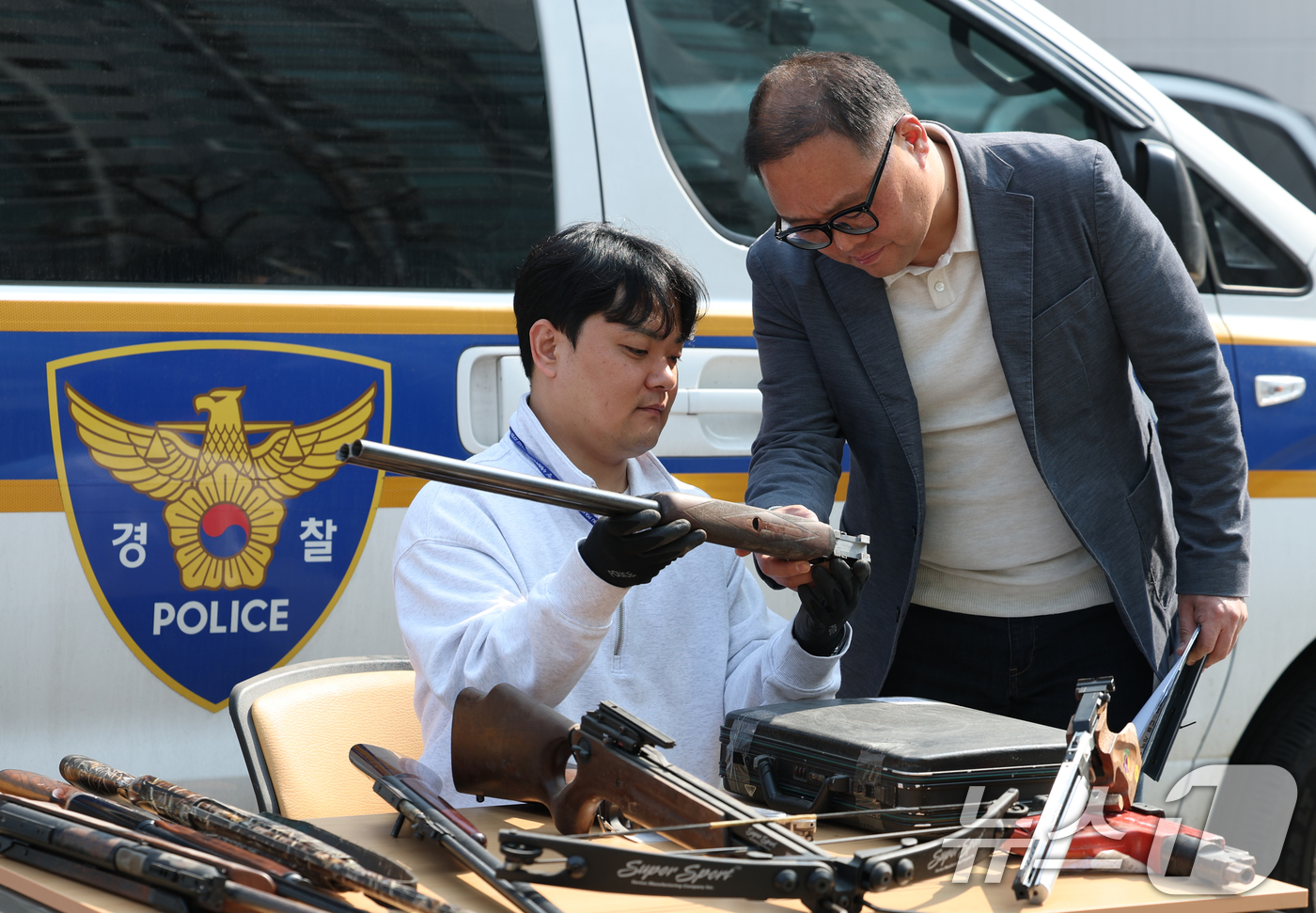 (수원=뉴스1) 김영운 기자 = 불법무기류 자진신고 기간 운영을 시작한 1일 오후 경기 수원시 장안구 수원중부경찰서에서 범죄예방대응과 직원들이 보관 중인 무기류를 점검하고 있다.경 …