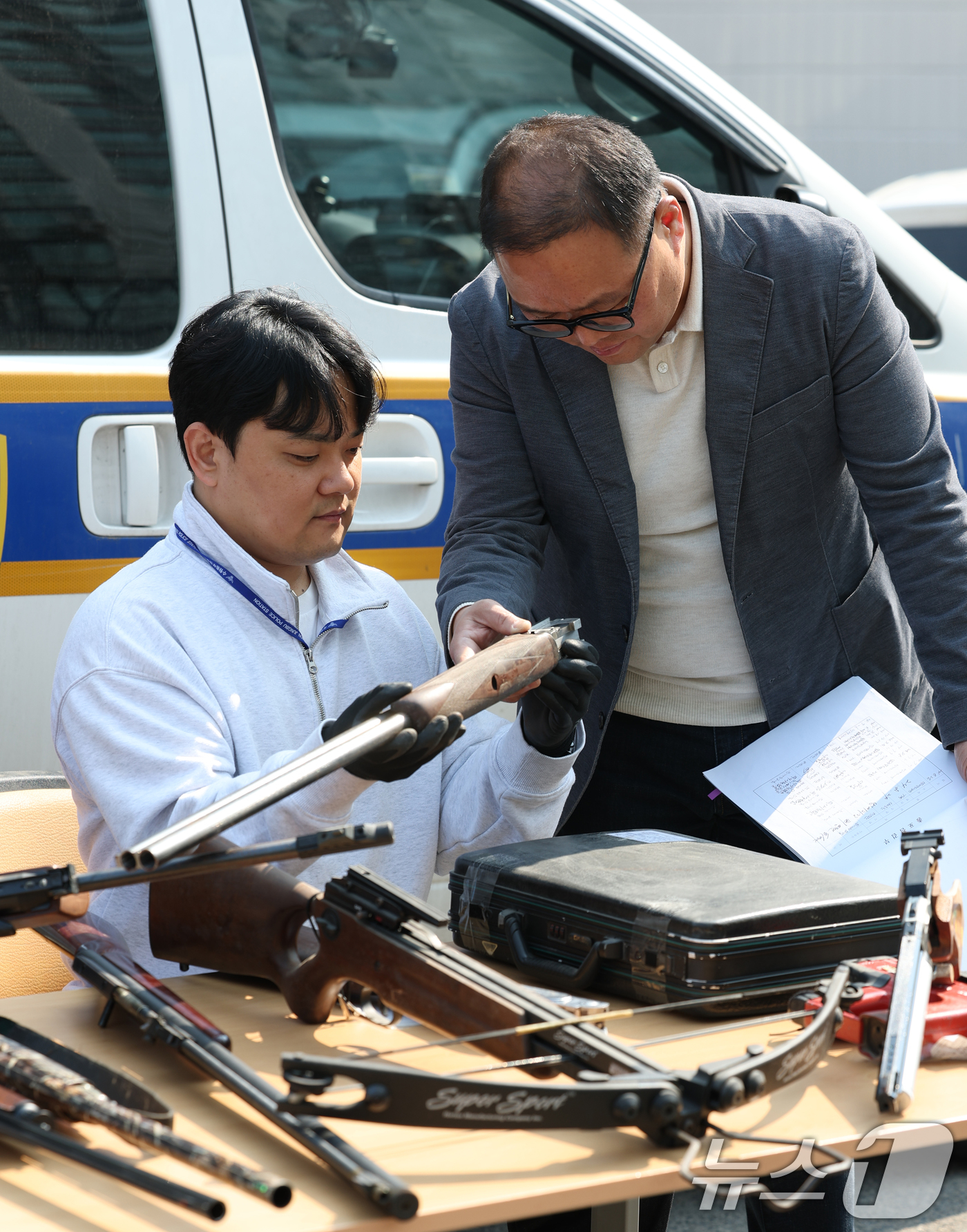(수원=뉴스1) 김영운 기자 = 불법무기류 자진신고 기간 운영을 시작한 1일 오후 경기 수원시 장안구 수원중부경찰서에서 범죄예방대응과 직원들이 보관 중인 무기류를 점검하고 있다.경 …