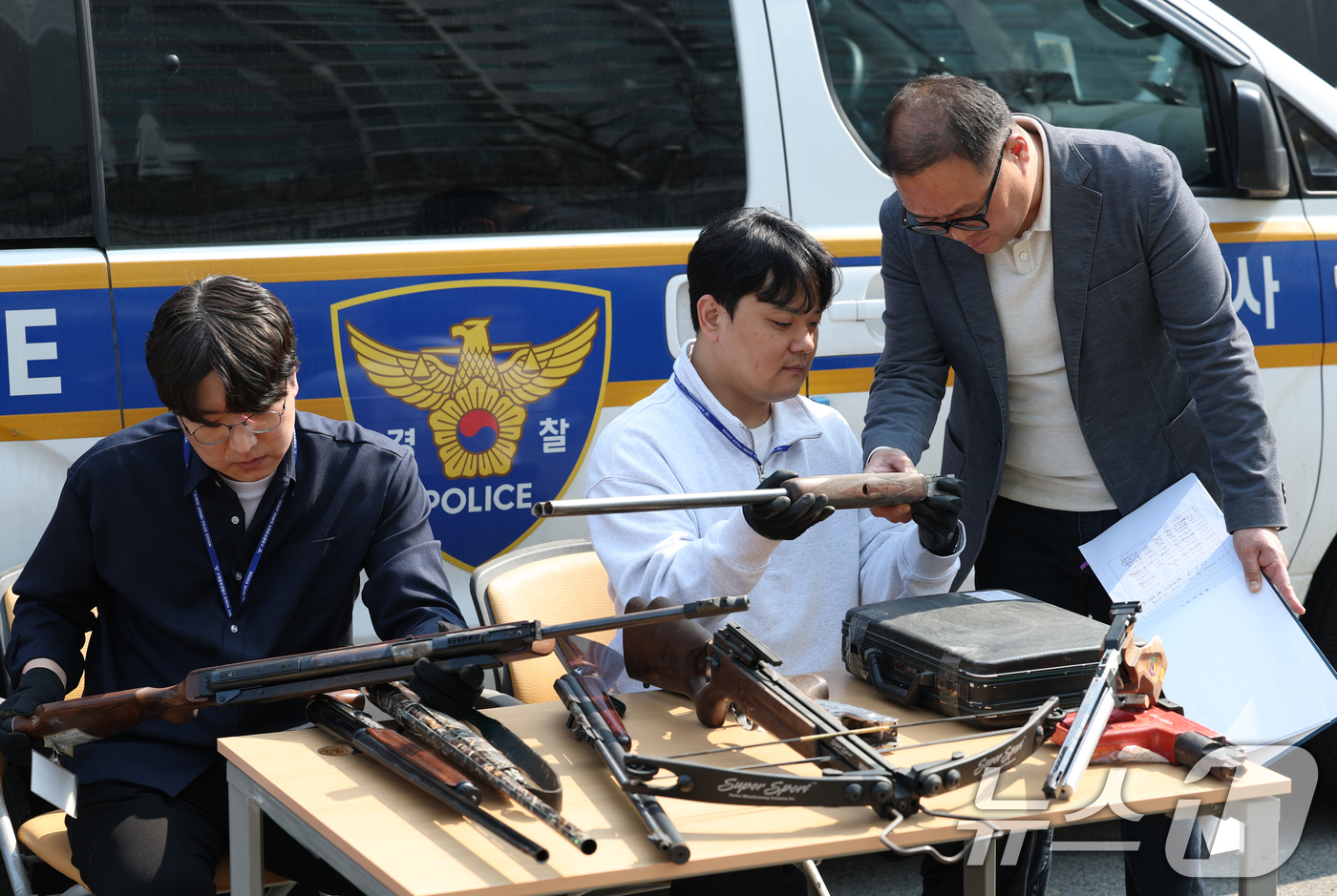 (수원=뉴스1) 김영운 기자 = 불법무기류 자진신고 기간 운영을 시작한 1일 오후 경기 수원시 장안구 수원중부경찰서에서 범죄예방대응과 직원들이 보관 중인 무기류를 점검하고 있다.경 …