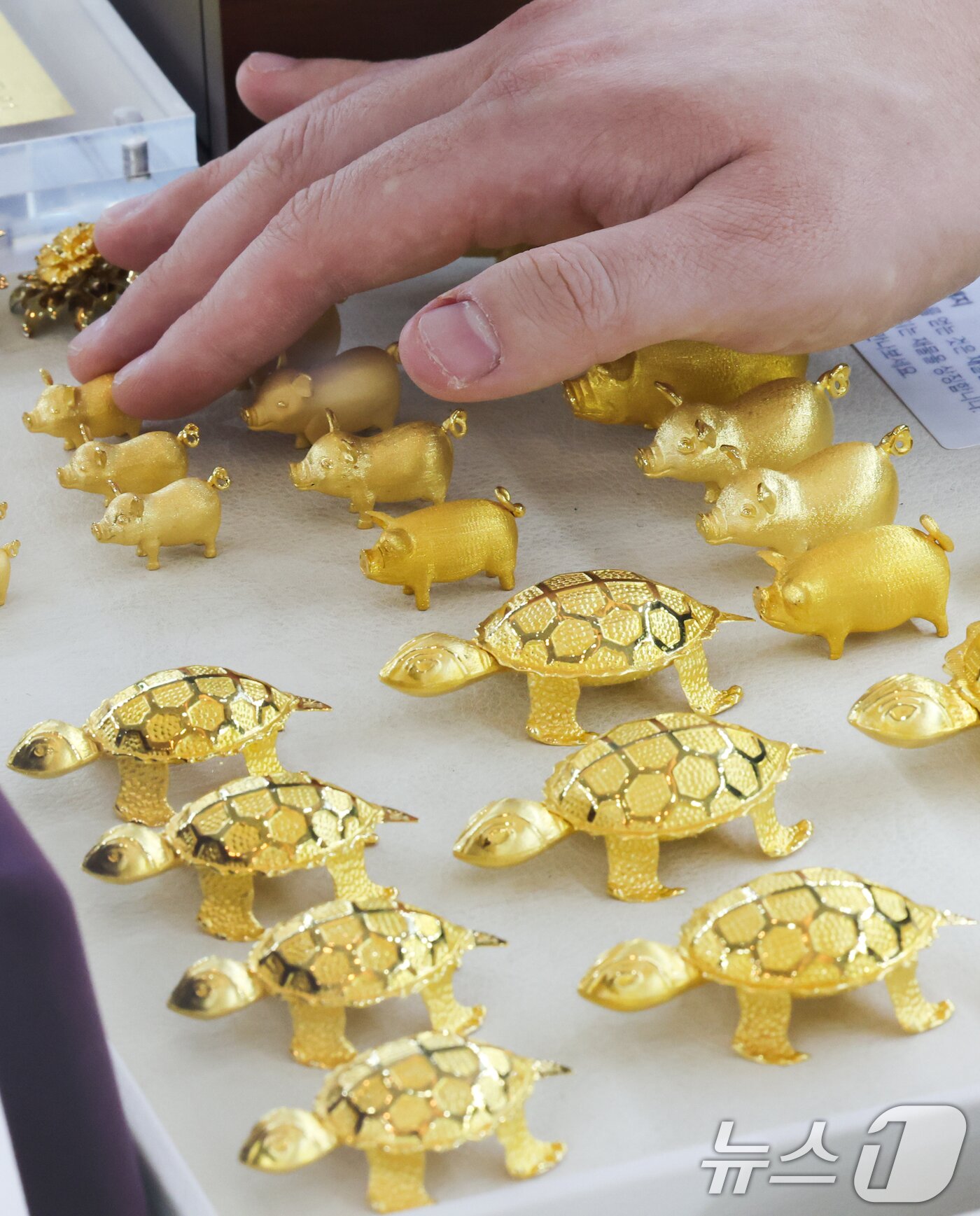 본문 이미지 -  1일 서울 종로구 한국금거래소에 금 제품이 전시되어 있다.  2025.4.1/뉴스1 ⓒ News1 허경 기자