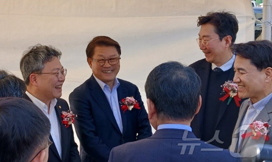 본문 이미지 - 김진태 강원특별자치도지사(맨 오른쪽)와 원강수 원주시장(오른쪽 두 번째), 박정하 국민의힘 원주 갑 국회의원(사진 맨 왼쪽)이 1일 강원 원주시 학성동에서 열린 한국반도체교육원 착공식에서 박승희 삼성전자 사장과 환담을 나누고 있다. 2025.4.1./뉴스1 ⓒ News1 신관호 기자