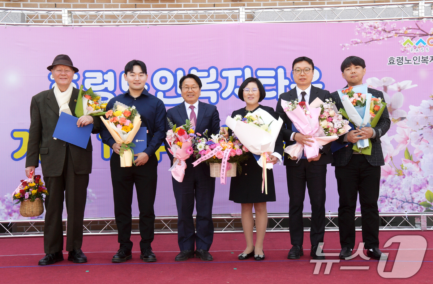 (광주=뉴스1) 박준배 기자 = 강기정 광주시장이 1일 오전 효령노인복지타운 개원 15주년 기념행사에 참석해 유공자 포상을 한 후 수상자들과 함께 기념촬영을 하고 있다.(광주시 제 …