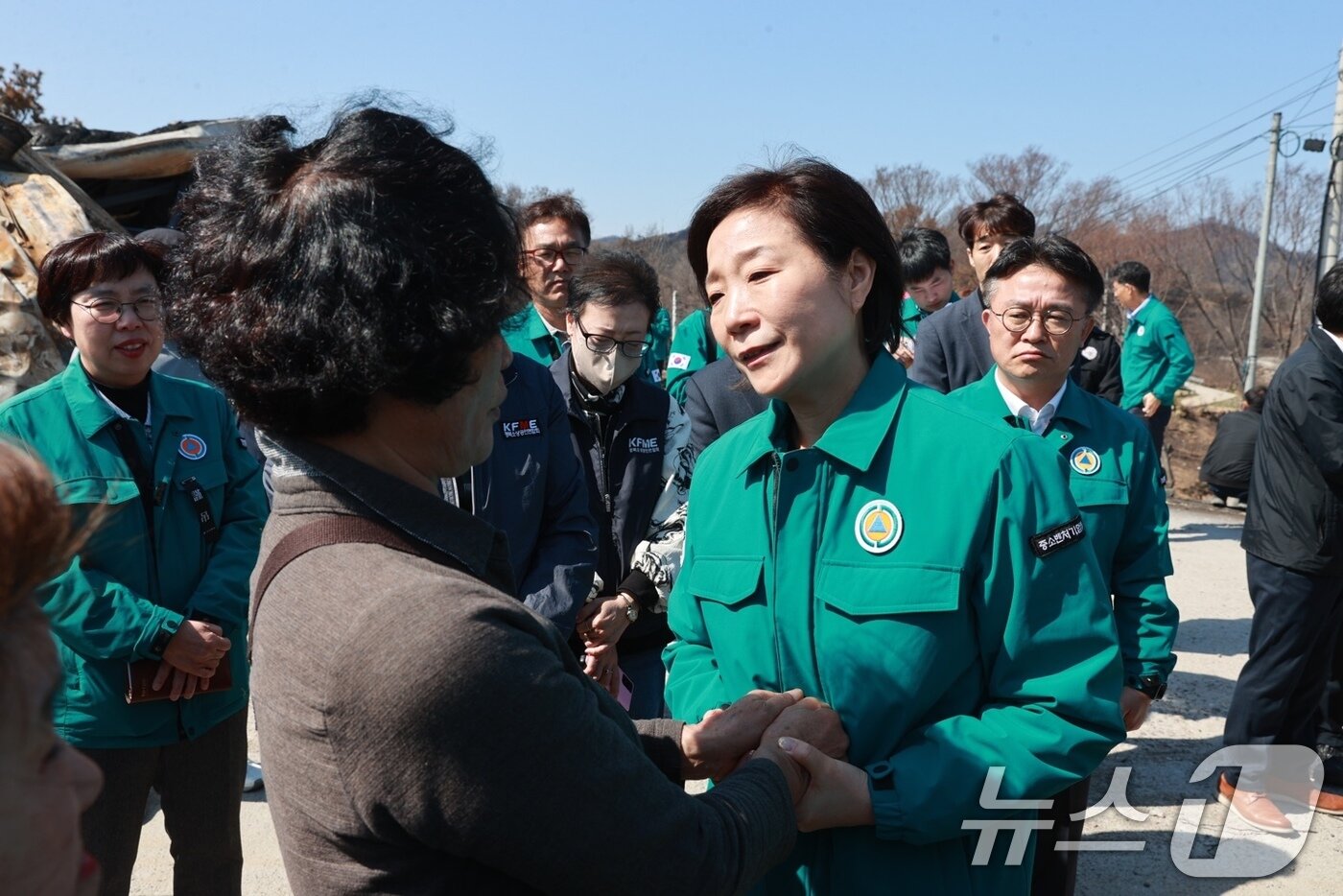 본문 이미지 - 오영주 중소벤처기업부 장관이 1일 경북 영덕 산불 피해 현장을 방문해 피해 소상공인을 위로하고 있다. &#40;중소벤처기업부 제공&#41; 2025.4.1/뉴스1
