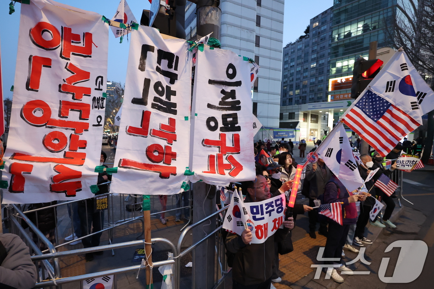 (서울=뉴스1) 이동해 기자 = 윤석열 대통령 탄핵심판 선고일이 결정된 1일 오후 서울 종로구 헌법재판소 인근에서 윤석열 대통령 지지자들이 탄핵 반대 시위를 하고 있다. 2025. …