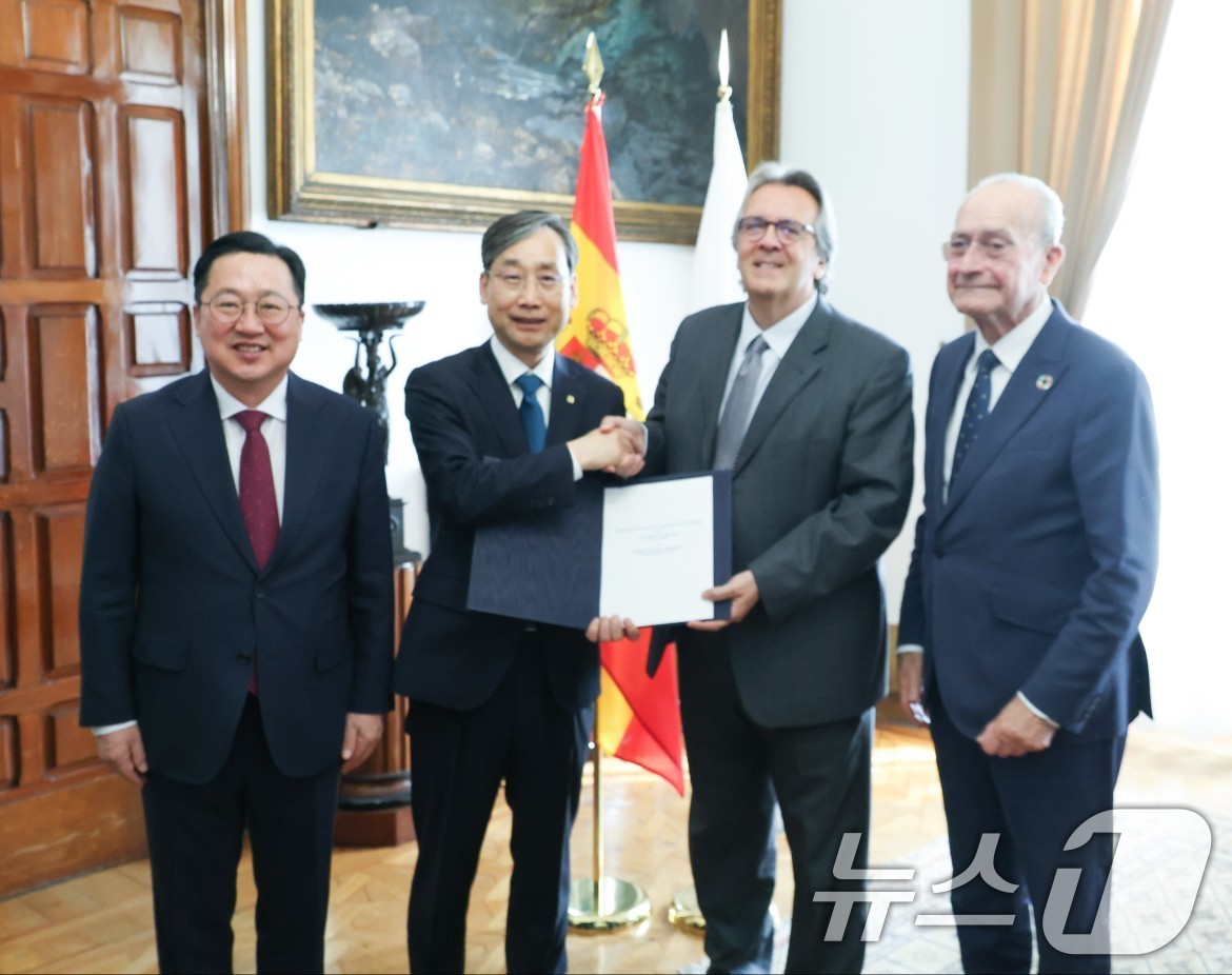 (말라가(스페인)=뉴스1) 김기태 기자 = 1일 오전 (현지시간) 스페인 말라가 시청에서 오용준 한밭대학교 총장(왼쪽 두 번째)과  후안 테오도미로 로페스 나바레테 말라가대학교 총 …