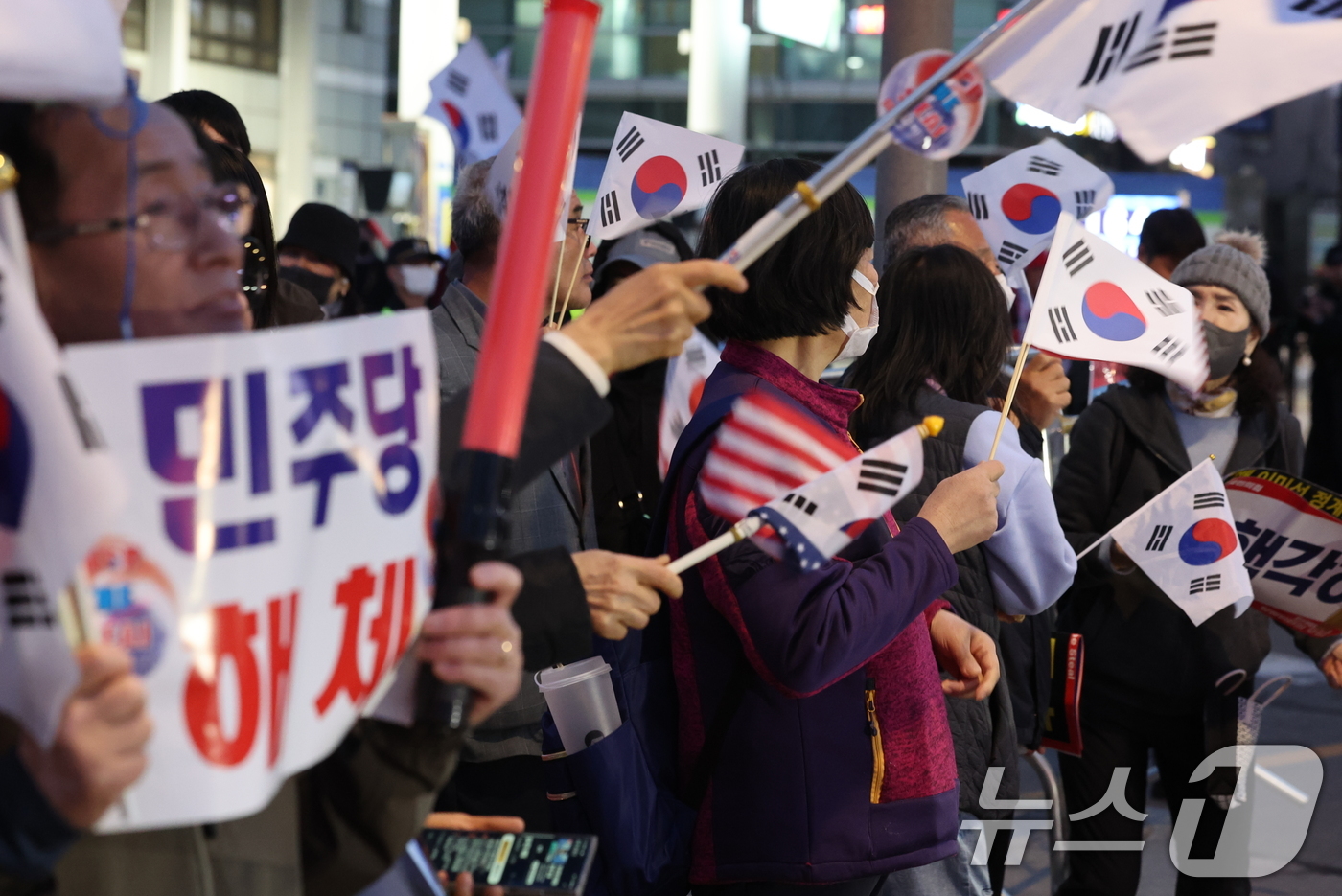 (서울=뉴스1) 이동해 기자 = 윤석열 대통령 탄핵심판 선고일이 결정된 1일 오후 서울 종로구 헌법재판소 인근에서 윤석열 대통령 지지자들이 탄핵 반대 시위를 하고 있다. 2025. …