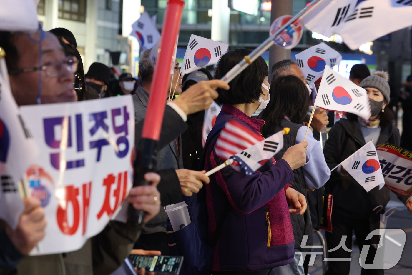 본문 이미지 - 윤석열 대통령 탄핵심판 선고일이 결정된 1일 오후 서울 종로구 헌법재판소 인근에서 윤석열 대통령 지지자들이 탄핵 반대 시위를 하고 있다. 2025.4.1/뉴스1 ⓒ News1 이동해 기자