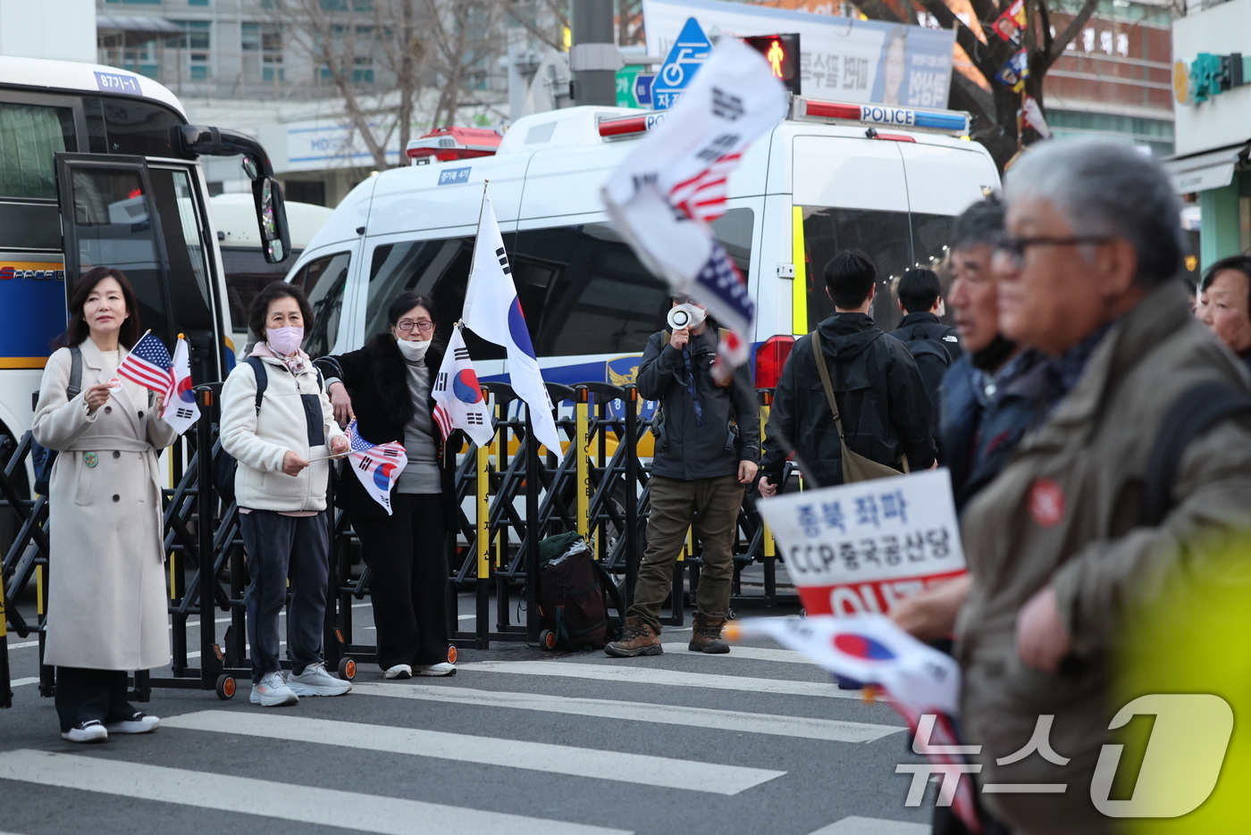 (서울=뉴스1) 이동해 기자 = 윤석열 대통령 탄핵심판 선고일이 결정된 1일 오후 서울 종로구 헌법재판소 인근에서 윤석열 대통령 지지자들이 탄핵 반대 시위를 하고 있다. 2025. …