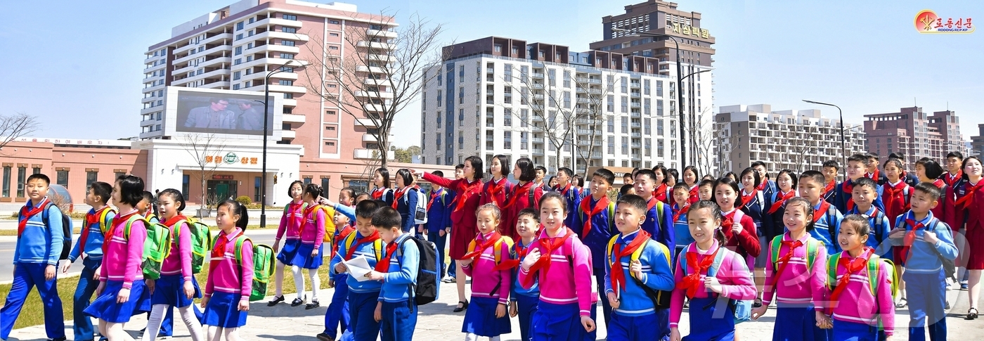 (평양 노동신문=뉴스1) = 북한 노동당 기관지 노동신문은 10일 "조국의 앞날인 우리 아이들을 위해 당의 혁명사업에 한몸을 바쳐야 한다"고 보도했다. [국내에서만 사용가능. 재배 …