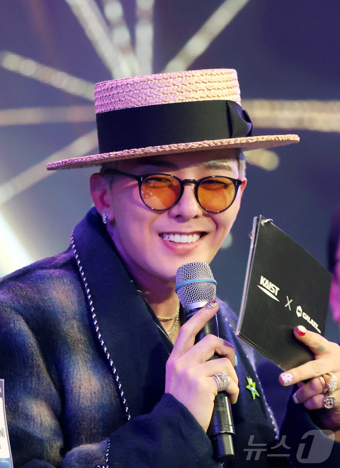 본문 이미지 - 빅뱅 지드래곤&#40;GD, 본명 권지용&#41;이 9일 오후 대전 유성구 카이스트 본원 류근철 스포츠 컴플렉스에서 열린 &#39;이노베이트 코리아 2025&#39; 스페셜 토크쇼에 참석해 인사말을 하고 있다. ⓒ News1 권현진 기자