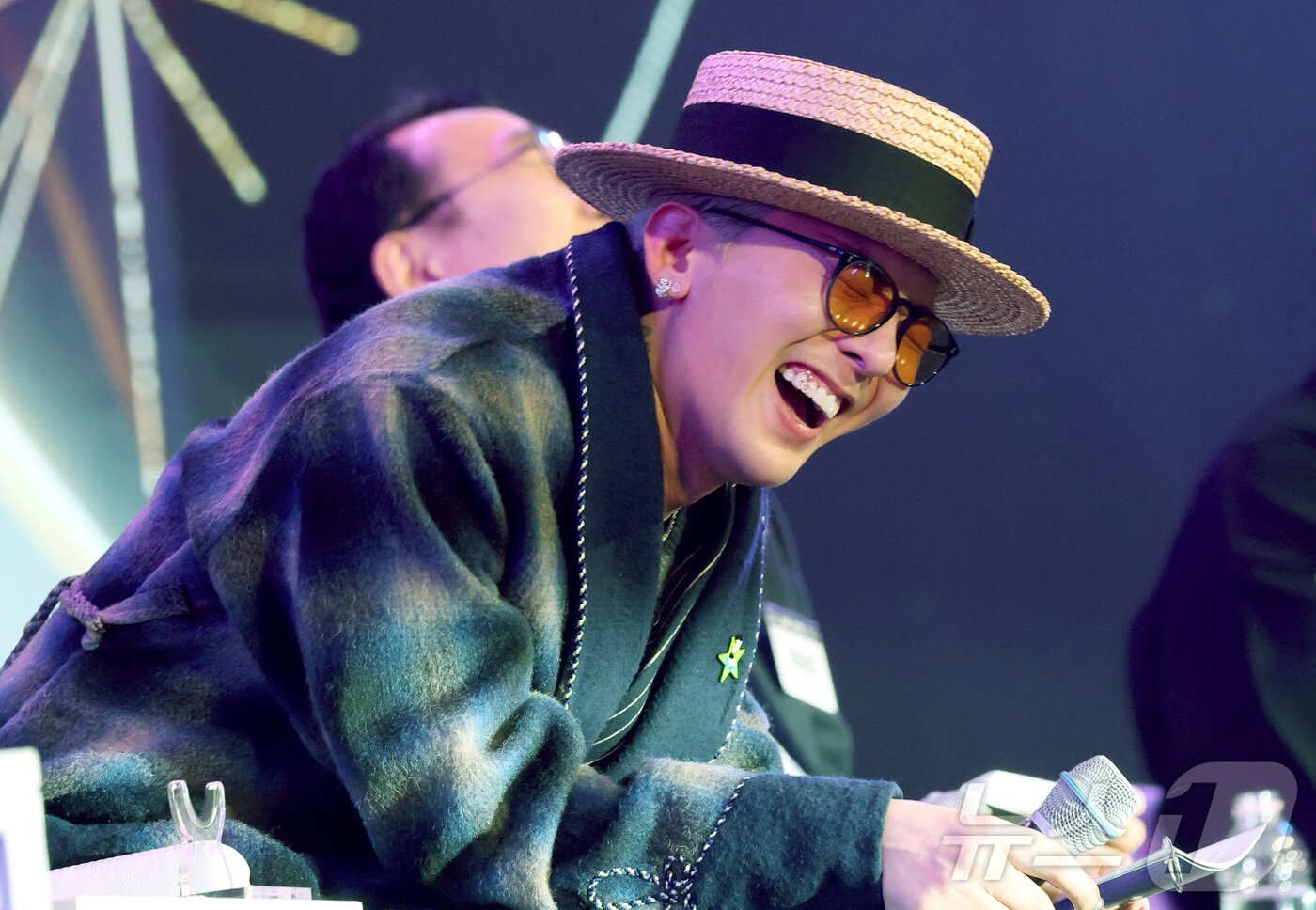 본문 이미지 - 빅뱅 지드래곤&#40;GD, 본명 권지용&#41;이 9일 오후 대전 유성구 카이스트 본원 류근철 스포츠 컴플렉스에서 열린 &#39;이노베이트 코리아 2025&#39; 스페셜 토크쇼에 참석해 웃음보를 터뜨리고 있다. ⓒ News1 권현진 기자