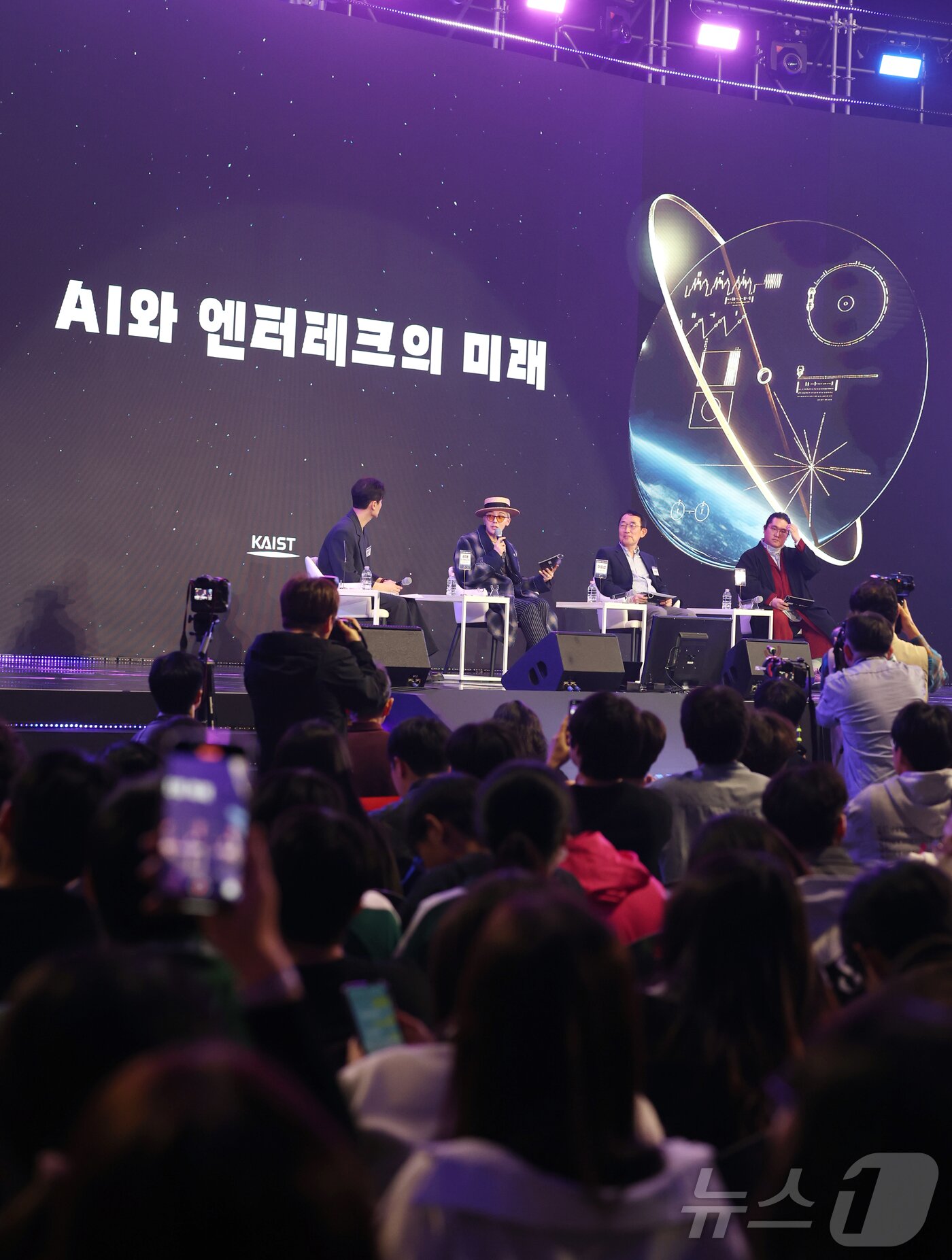 본문 이미지 - 빅뱅 지드래곤&#40;왼쪽 두번째&#41;이 9일 오후 대전 유성구 카이스트 본원 류근철 스포츠 컴플렉스에서 열린 &#39;이노베이트 코리아 2025&#39; 스페셜 토크쇼에서 AI엔터테크의 미래를 주제로 이야기를 하고 있다. ⓒ News1 권현진 기자