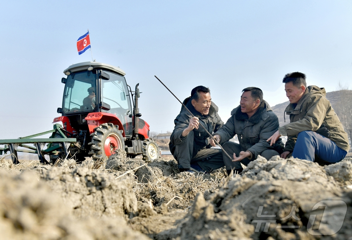 (평양 노동신문=뉴스1) = 북한 노동당 기관지 노동신문은 10일 숙천군 룡덕농장에서 논밭갈이를 기술규정대로 진행하고 있는 모습을 보도했다. [국내에서만 사용가능. 재배포 금지. …
